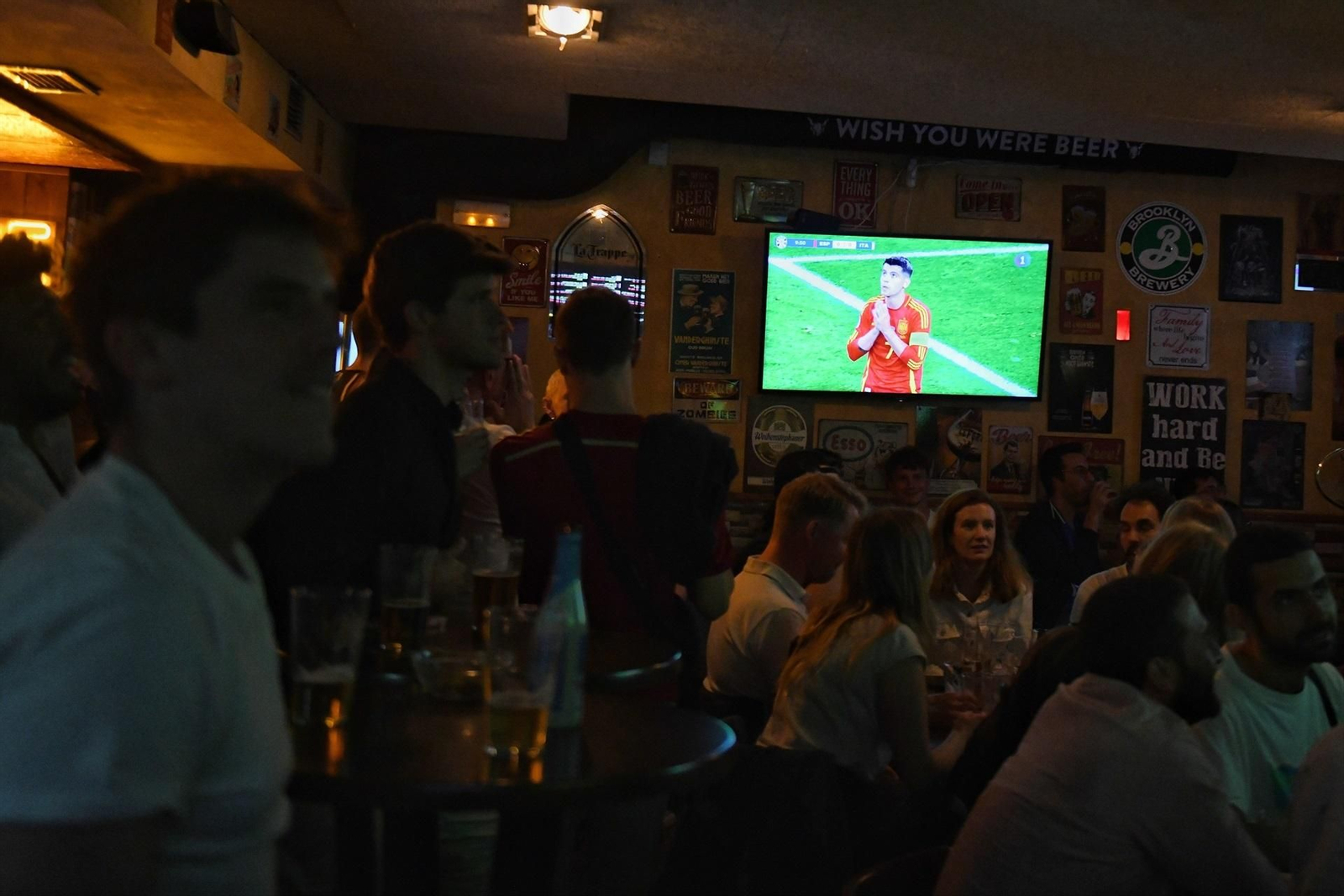 Aficionados siguen un partido de fútbol en directo mientras expertos alertan de los riesgos de acceder a plataformas no oficiales.