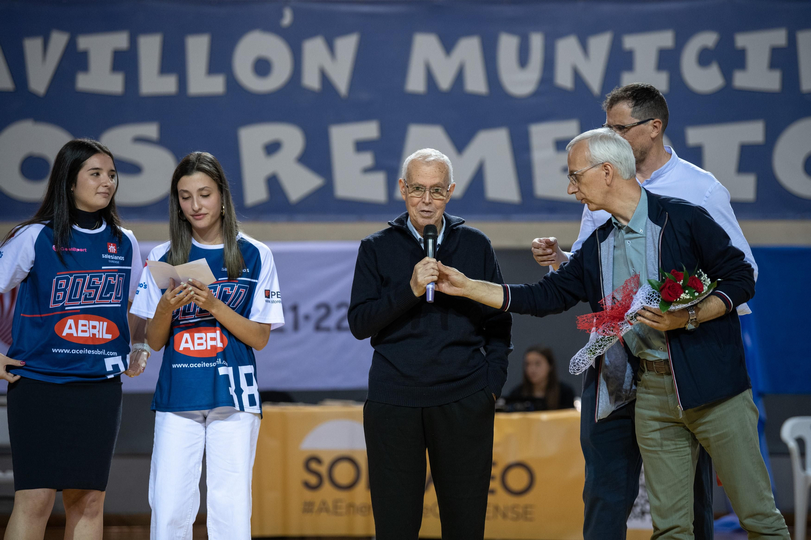 OURENSE (PAVILLÓN DOS REMEDIOS). 15/10/2022. OURENSE. Partido de baloncesto entre o Bosco e o Estrada. Homenaxéase a Don Gonzalo Bernardo. FOTO: ÓSCAR PINAL