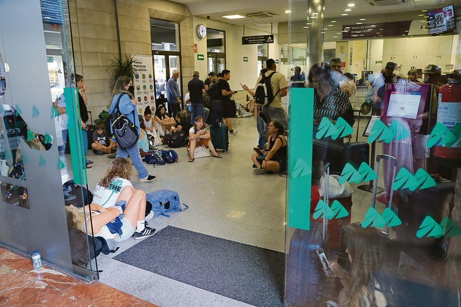 El abanico, pieza fundamental ayer en la estación, con gente al borde del desmayo.