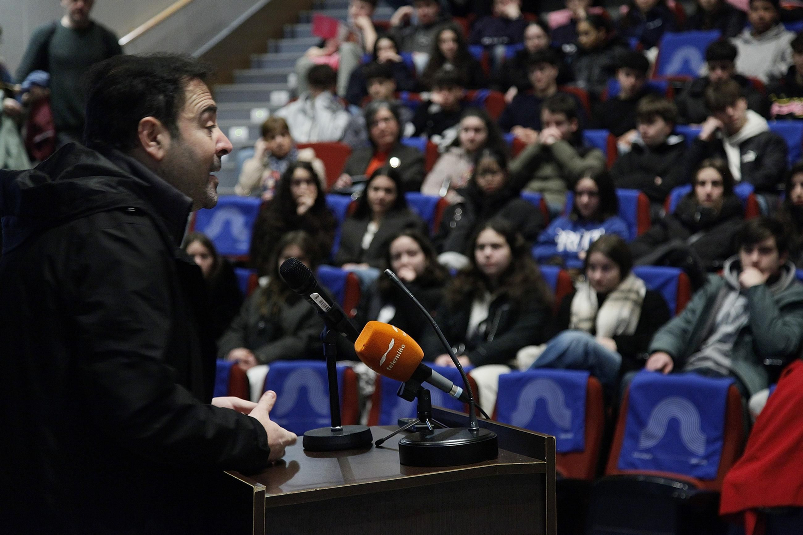 El vicerrector del campus dando la bienvenida.