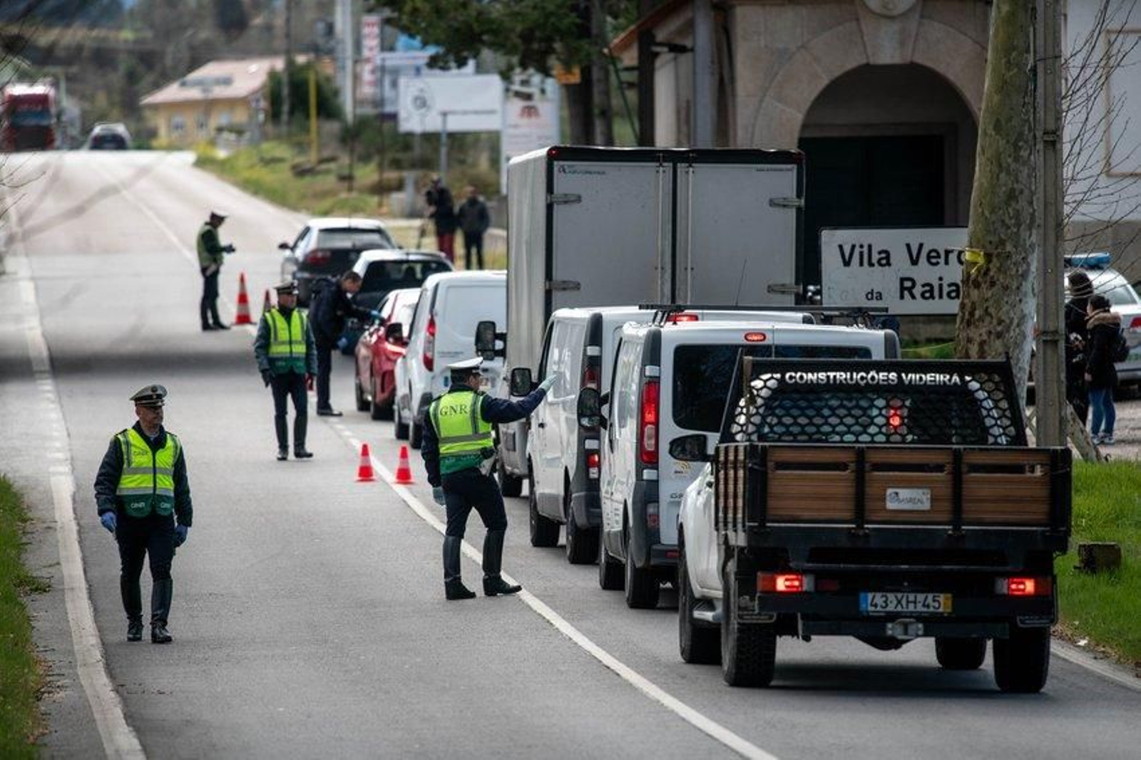 Policía del GNR realizando control de vehículos entre España y Portugal, en la localidad de Feces de Abaixo. Foto: Óscar Pinal