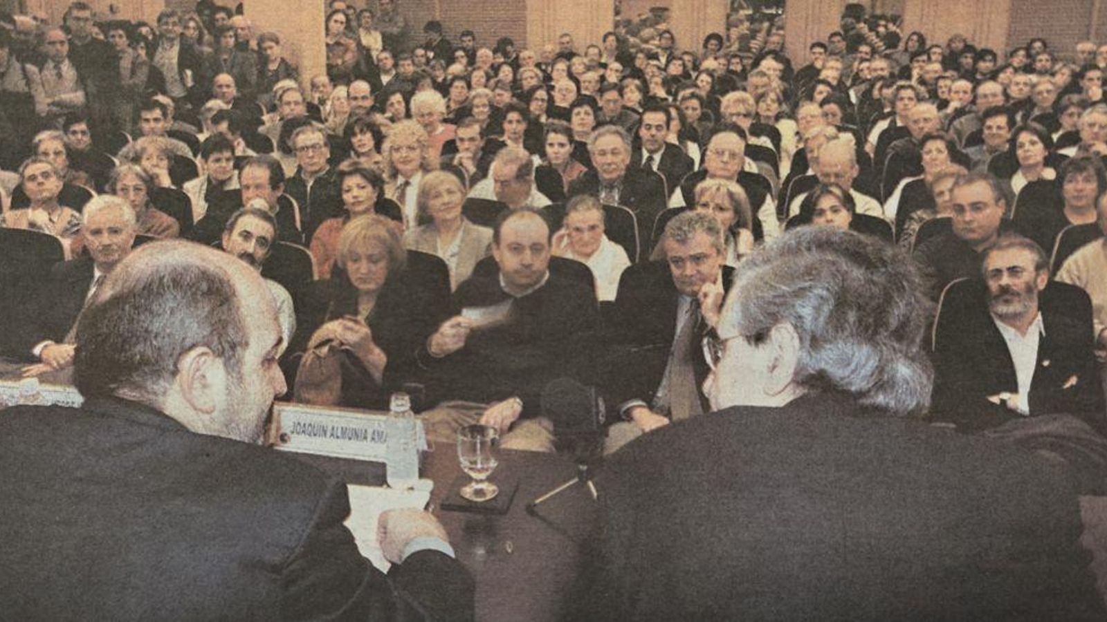 Joaquín Almunia y Pérez Touriño de espaldas.