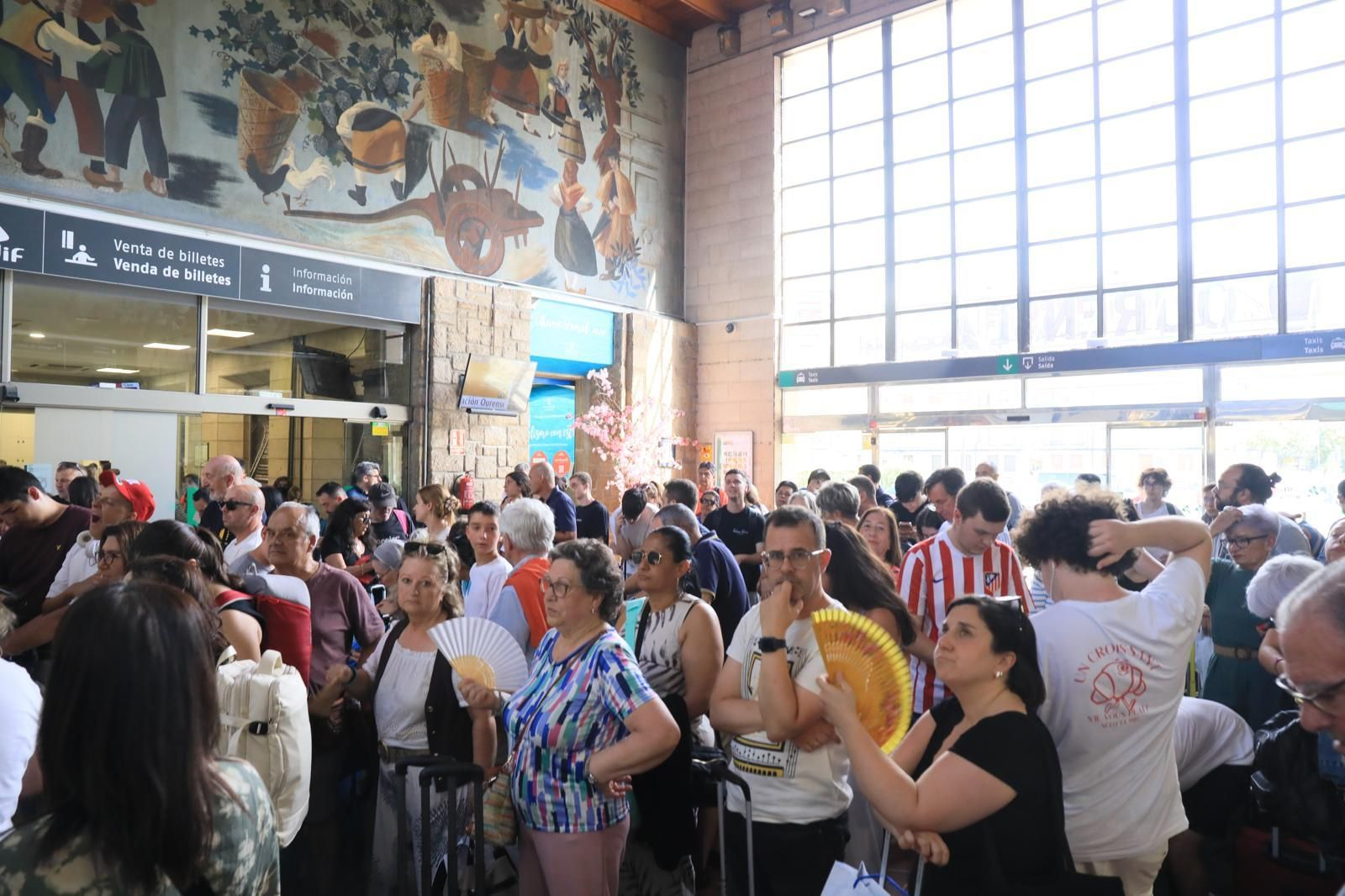Galería | Viajeros tirados en la estación de Ourense tras horas de retraso por una avería en el AVE