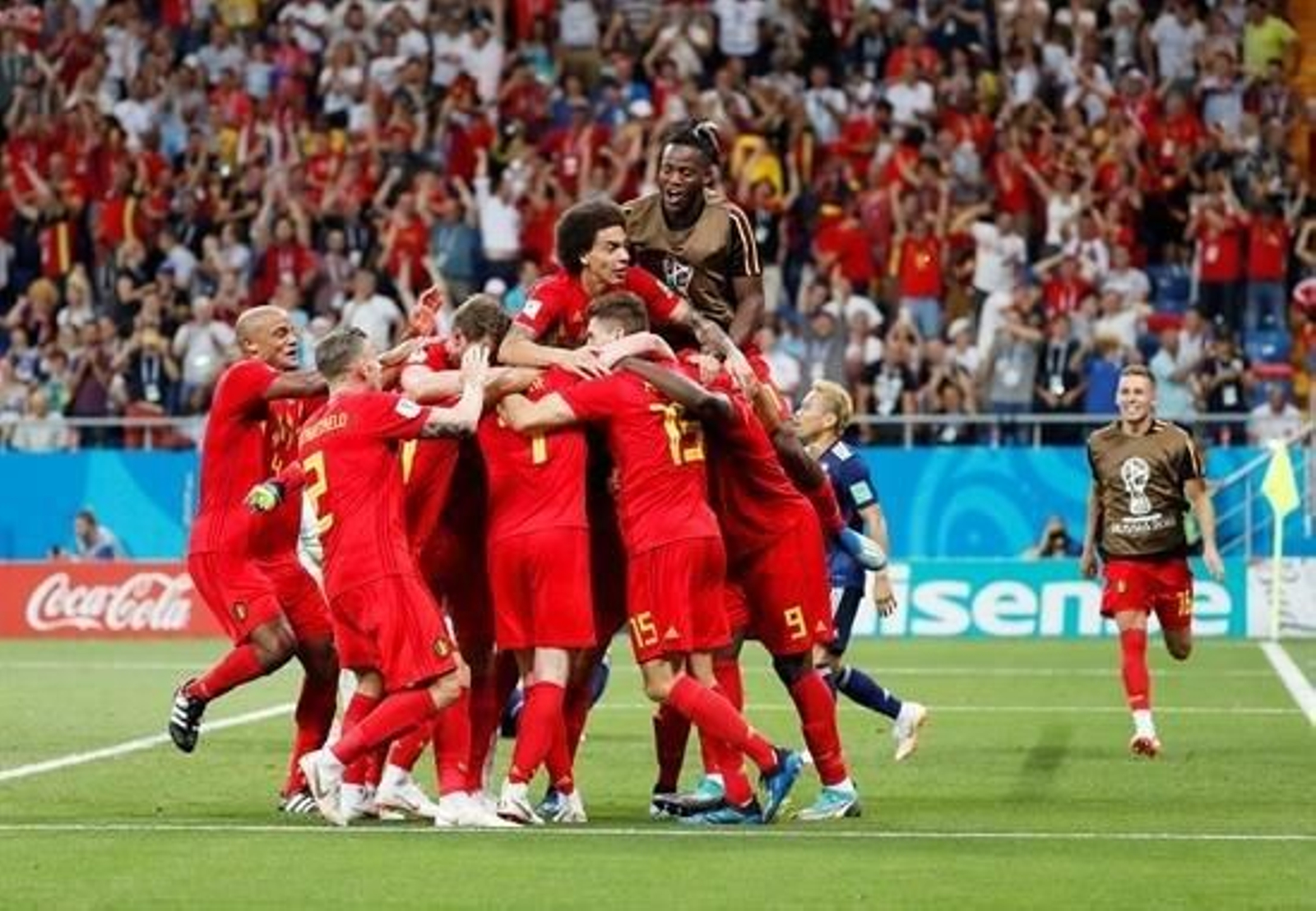 Los jugadores de la selección belga celebran el tercer gol del partido.