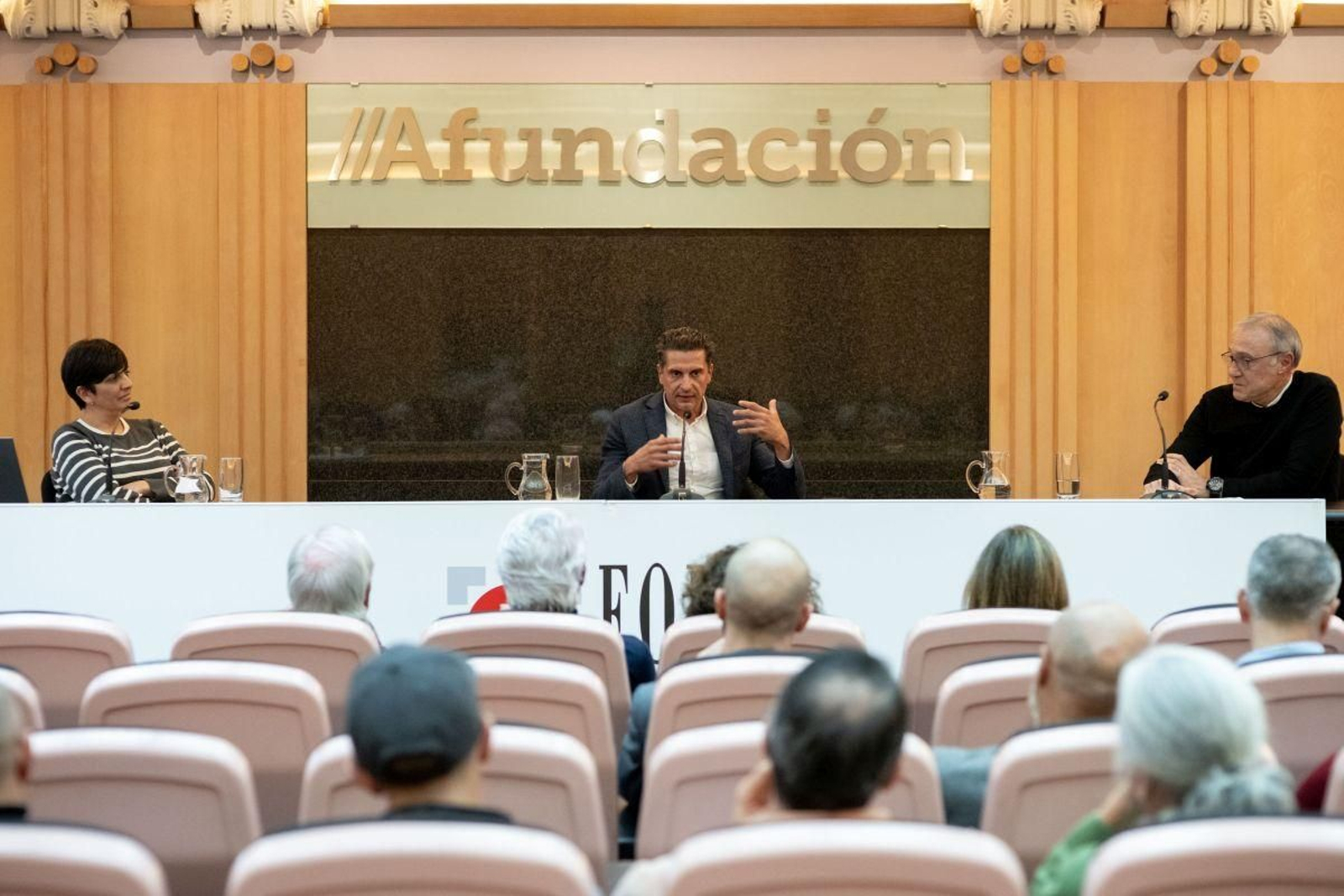 El deportista Iván Raña y el escritor y aventurero Alberto Cacharrón, durante la ponencia realizada en el Foro La Región desarrollado en la sede de Afundación, en Ourense.