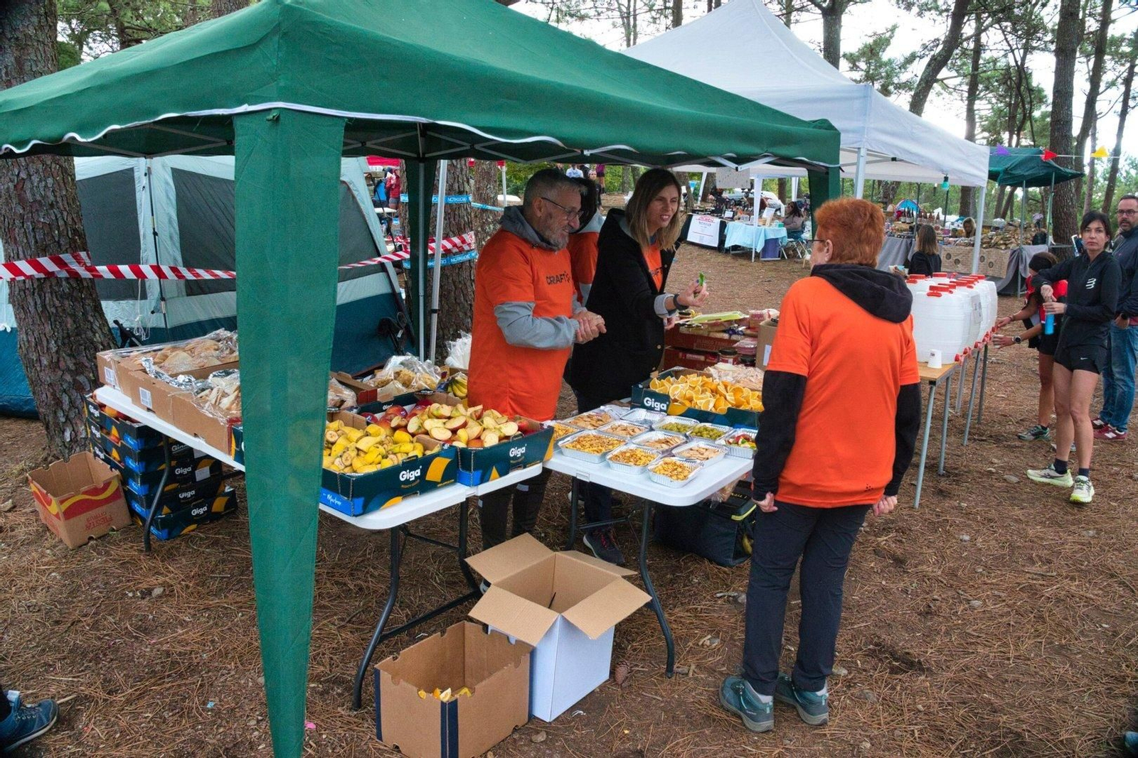 Puestos de comida en la carrera femenina en Monteferro.