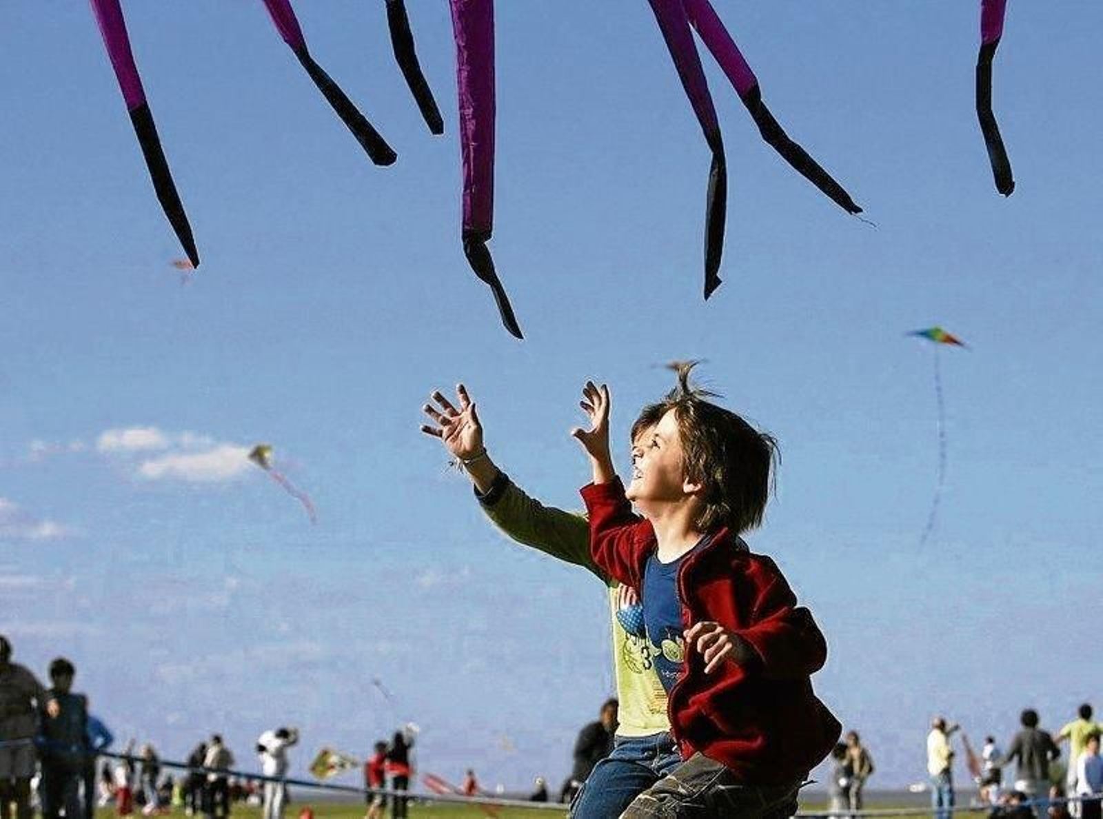 Dos niños jugando a las cometas.