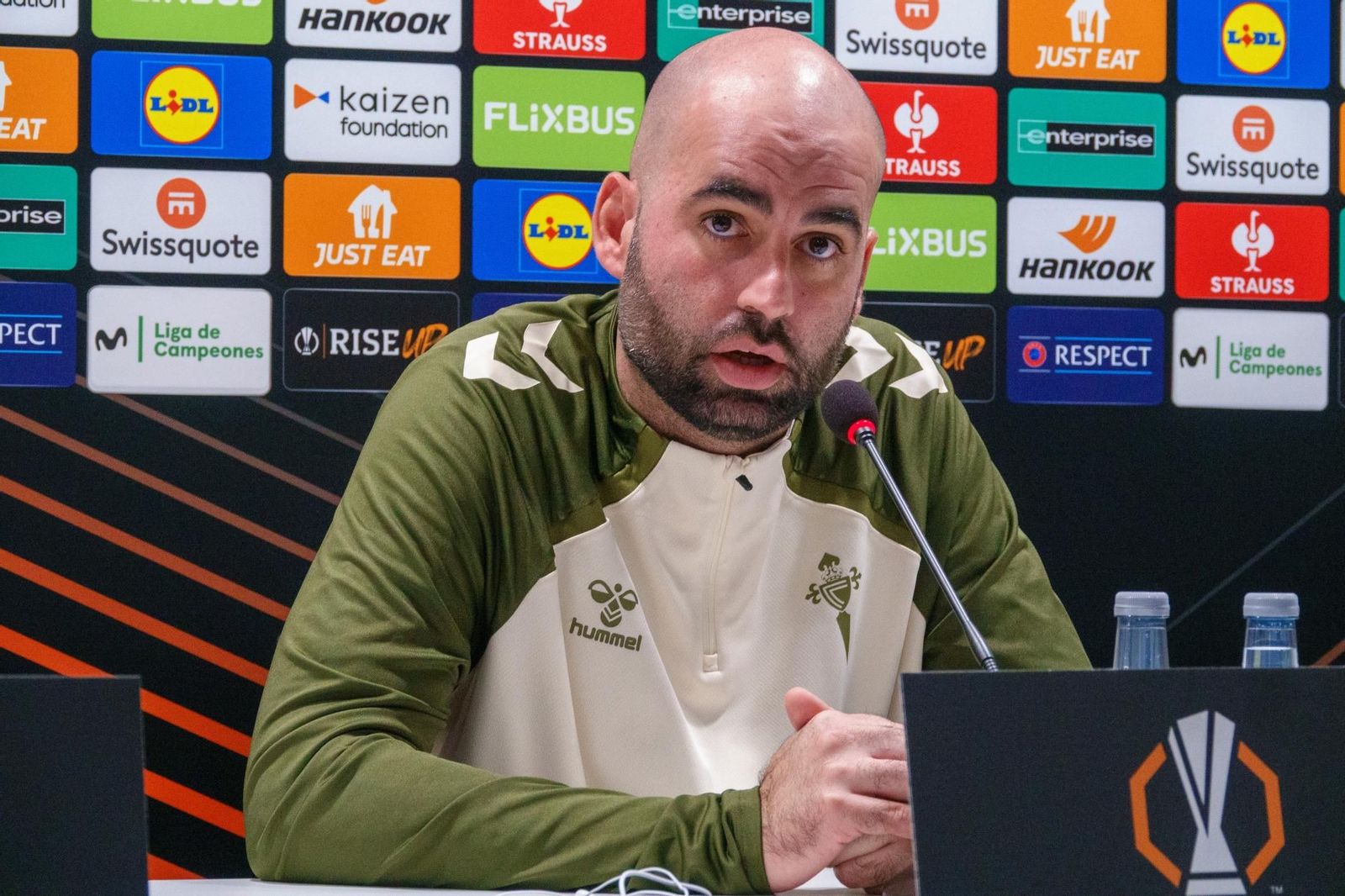 Claudio Giráldez, en la rueda de prensa de ayer en Mos.