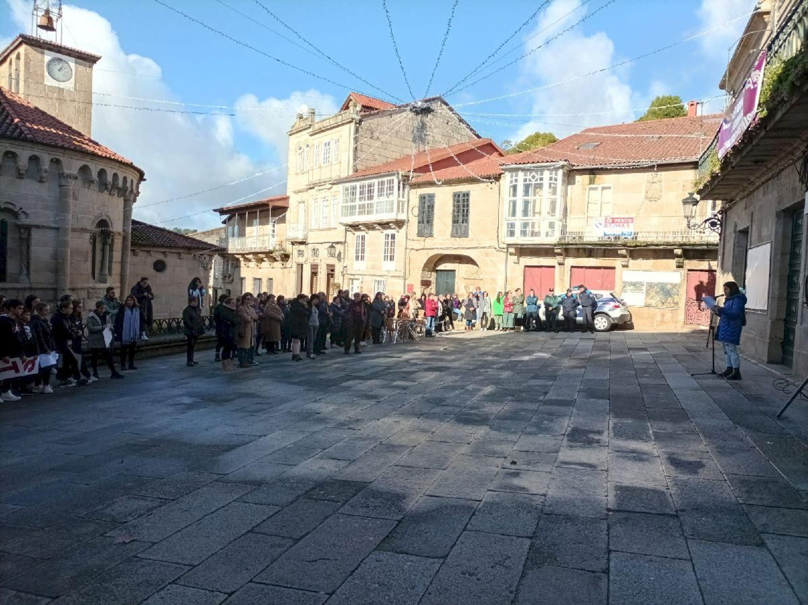 Decenas de personas se han congregado en la praza do Concello de Allariz para escuchar un manifiesto por el 25N. Foto: Paula Palomanes