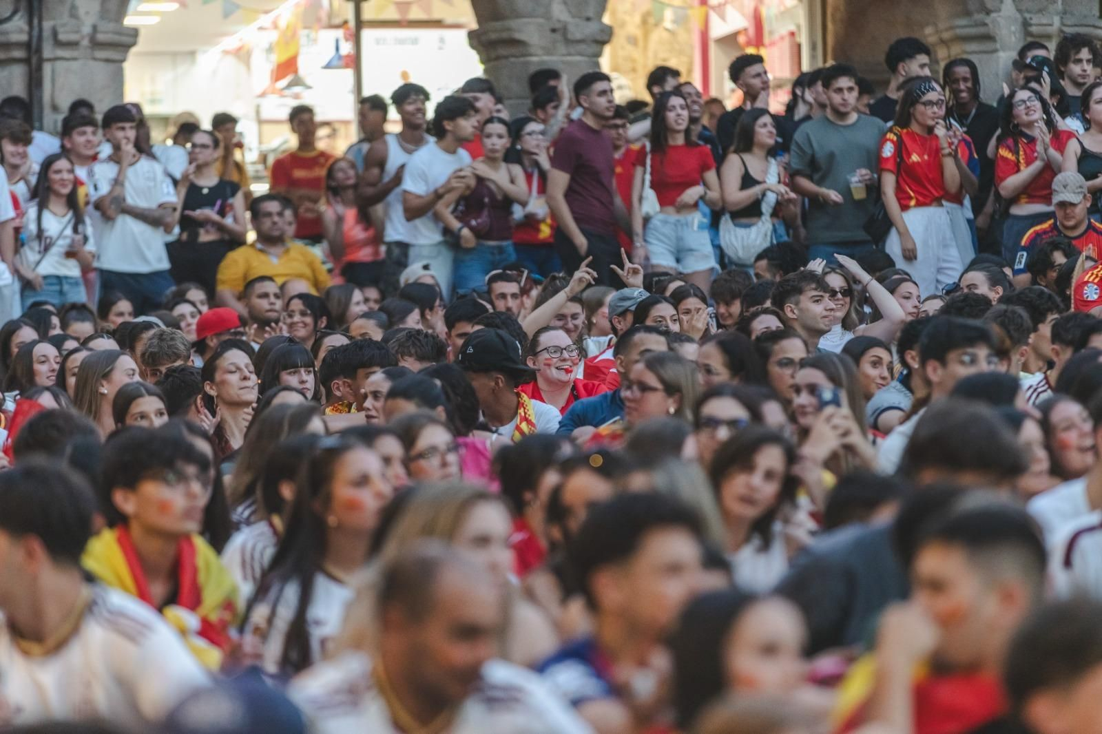 Galería | Camisetas, banderas y las calles de Ourense llenas de emoción por ver a España jugar los cuartos de final, en fotos
