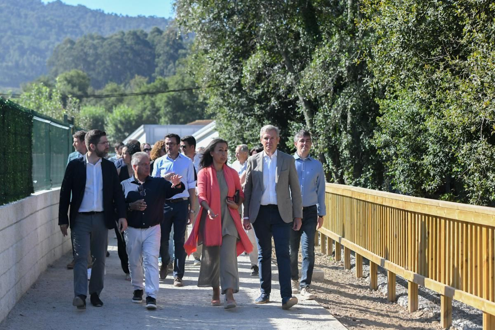 Alfonso Rueda visitó este lunes las obras de saneamiento en el entorno del río Lameira.
