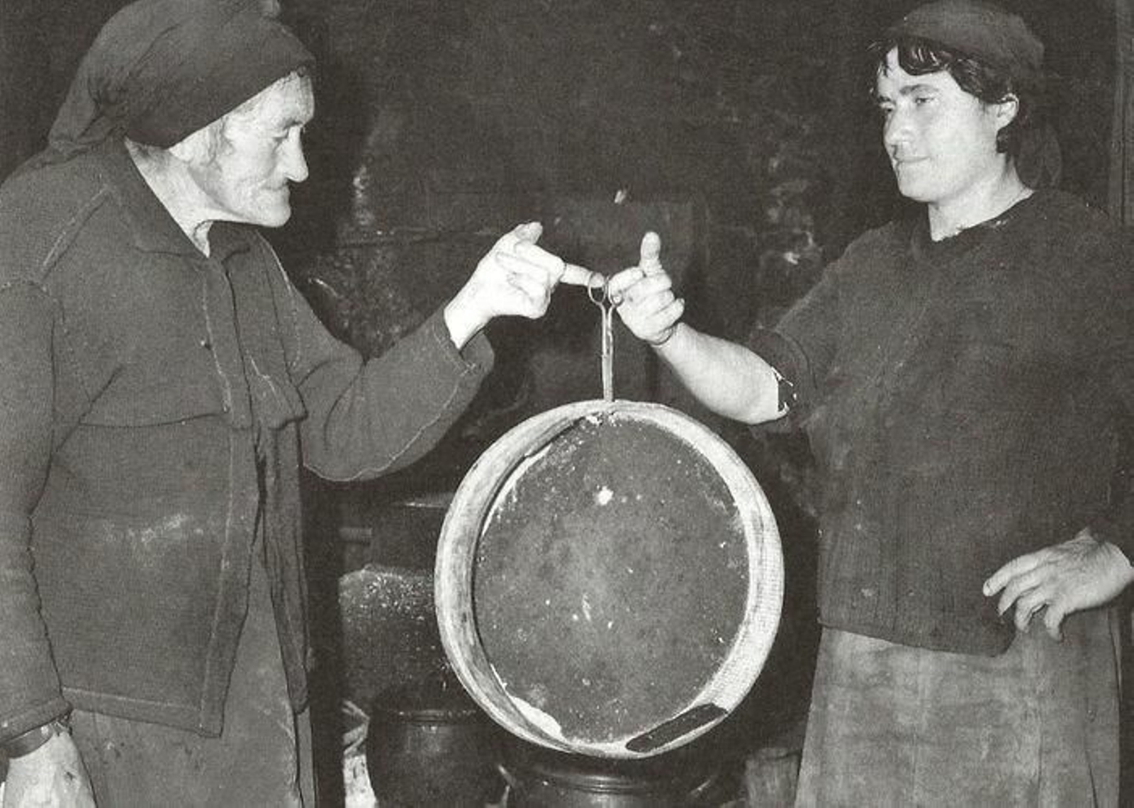 Meigas, adivinación con tijera y cedazo. (GUSTAV HENNINGSEN)