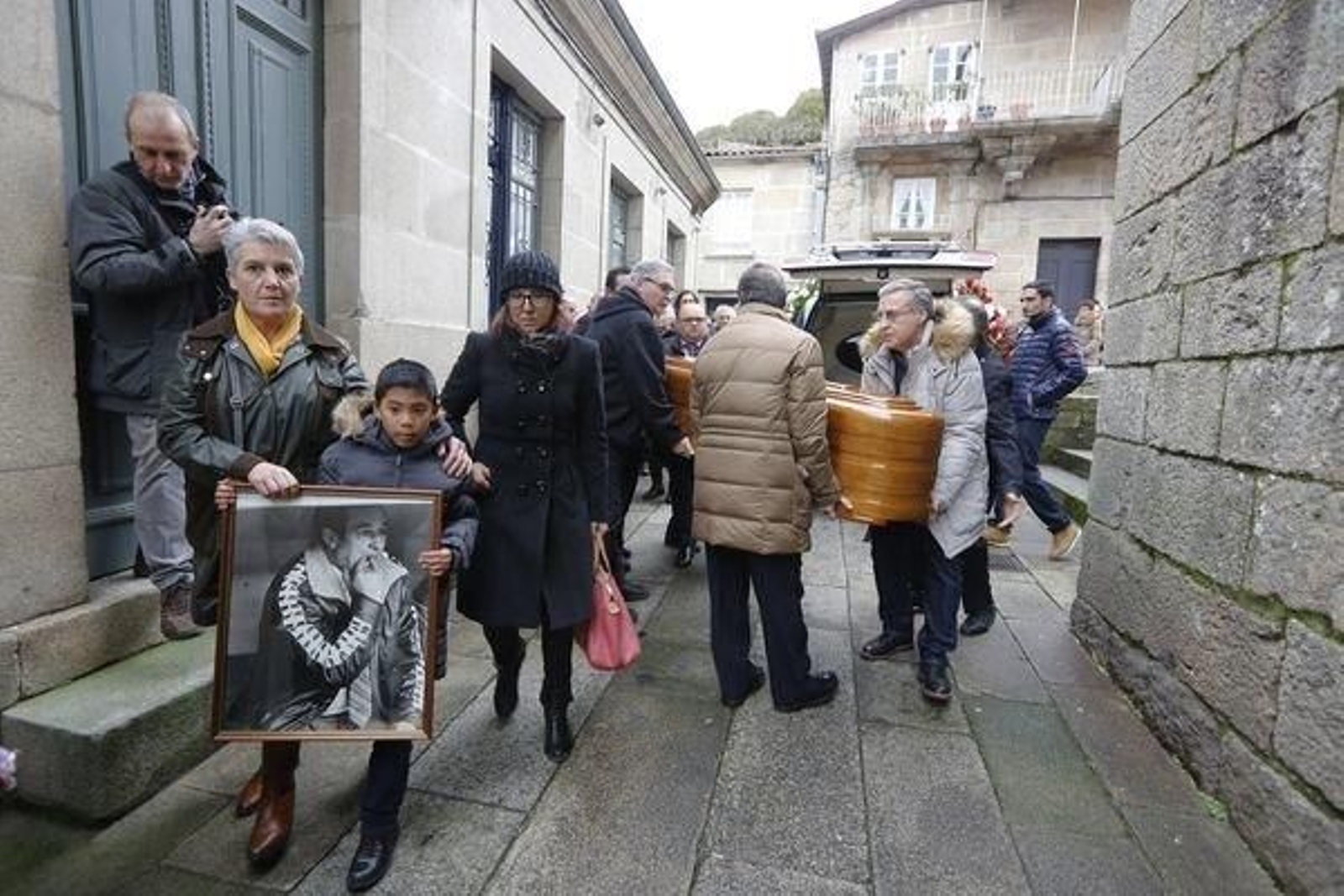 Una imagen de Luis Cid "Carriega",  mientras su cuerpo entre a la iglesia de Allariz.