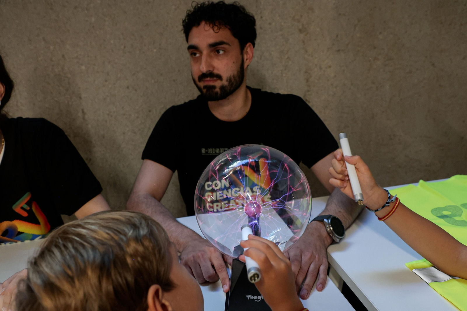 Galería | La feria G-Night toma el edificio Redeiras y el Berbés con sus talleres científicos