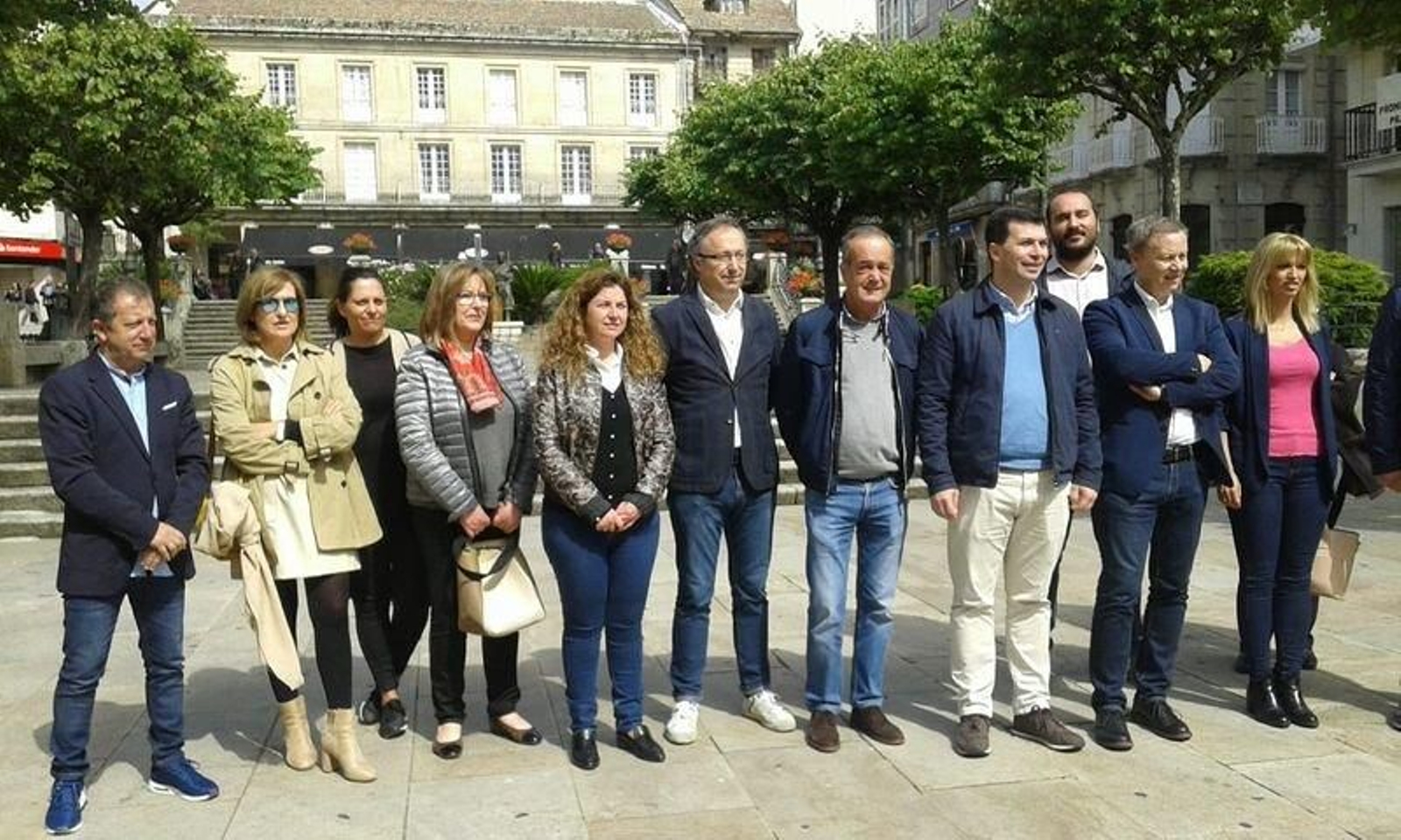 Gonzalo Caballero estivo acompañado por membros do partido na súa visita ao Carballiño.