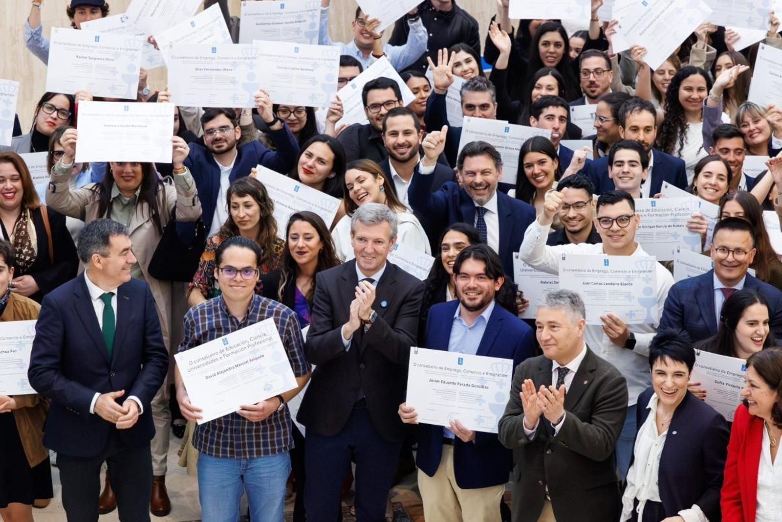 El presidente gallego rodeado de los beneficiarios de las Becas BEME