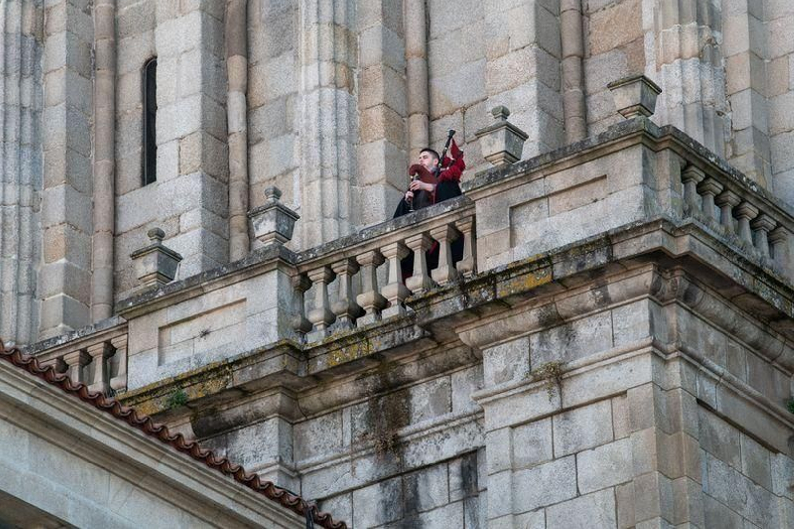 El gaiteiro en la Catedral de Ourense // FOTO: ÓSCAR PINAL