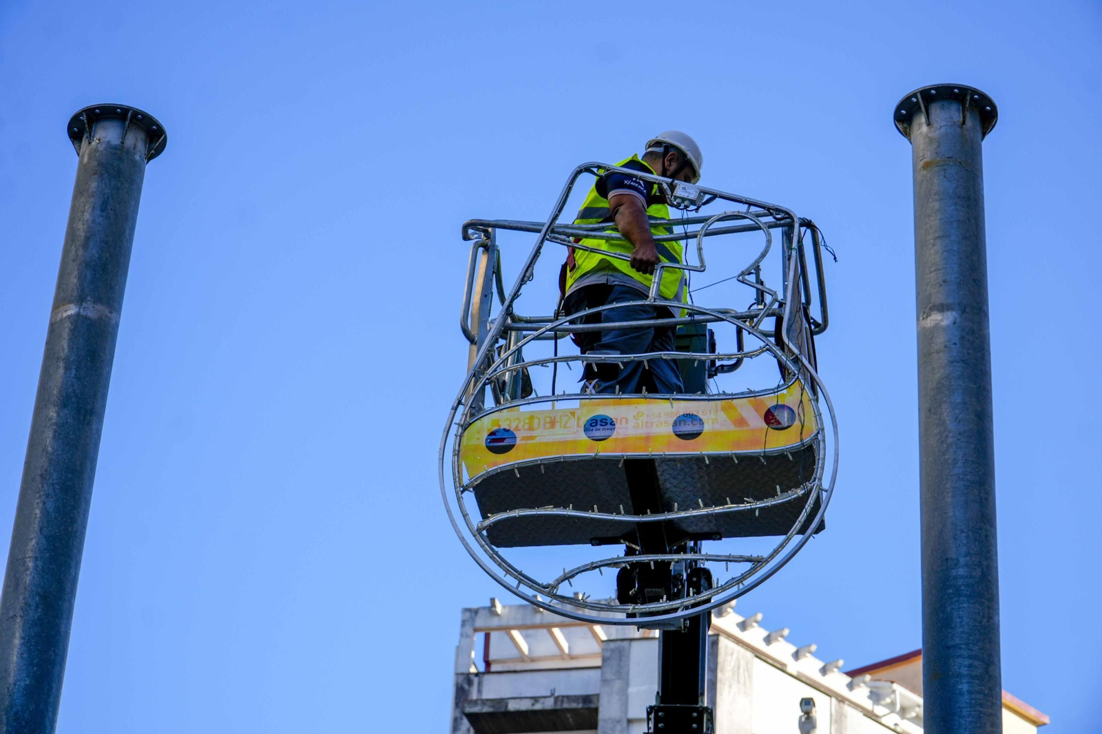 Operarios de Ximénez instalando la iluminación navideña en las calles.