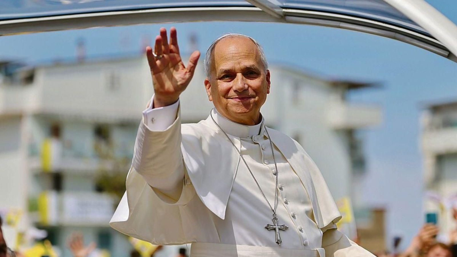 El papa León XIV saluda a los feligreses desplazados a la plaza de San Pedro, en el Vaticano.