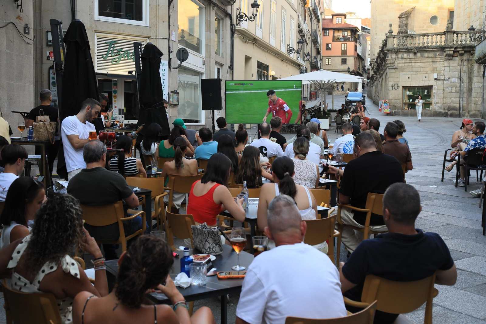 Galería | Ambiente y expectación en las terrazas de Ourense para disfrutar del partido de la selección española ante Portugal , en fotos