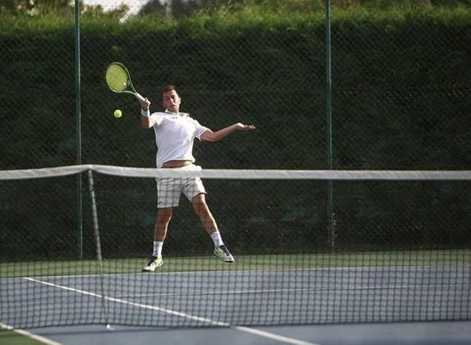 Diego Blanco devolviendo una pelota.