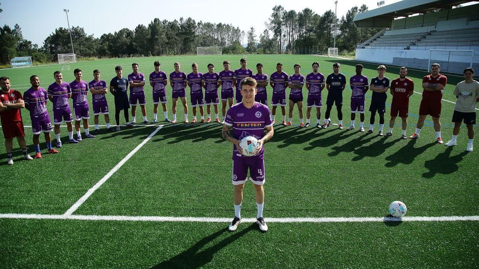 El capitán del Cented, Alejandro Ocampo, con sus compañeros de equipo antes de iniciar un entrenamiento previo a la final de la Copa Diputación.