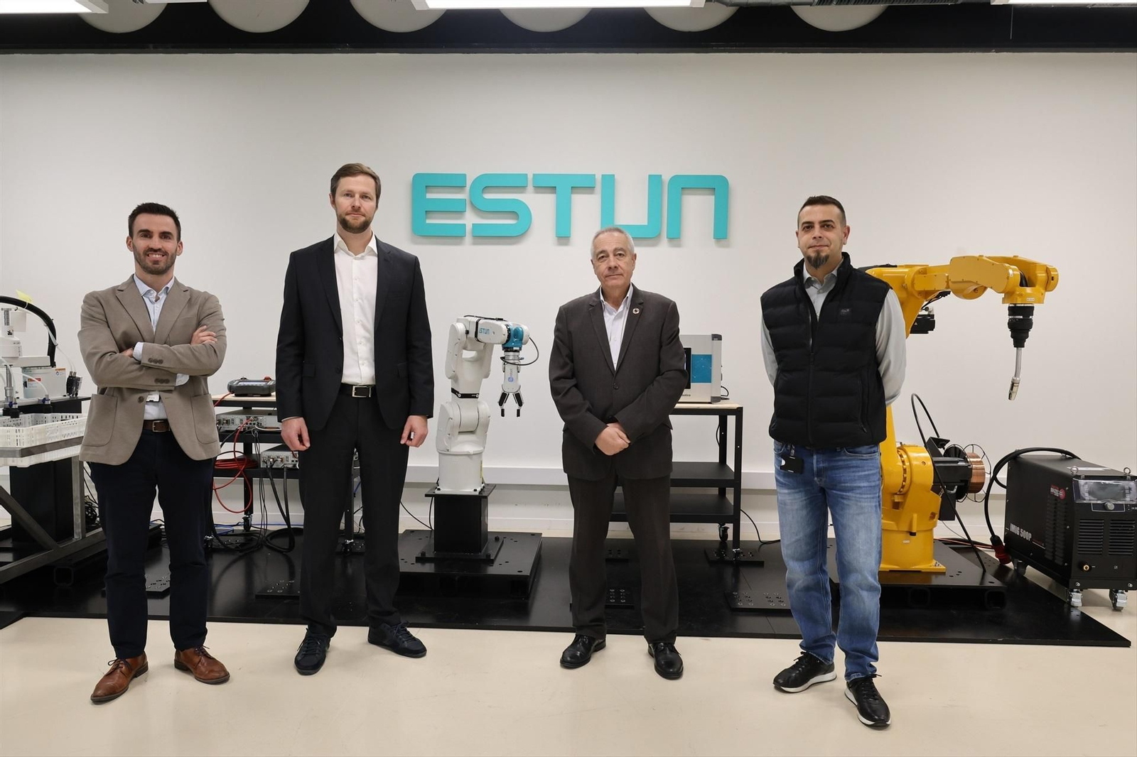 Directivos de Estun con el delegado del Estado en el CZFB, Pere Navarro