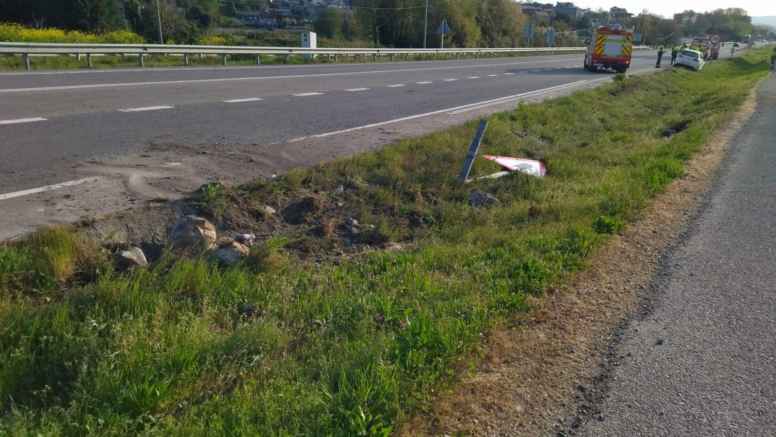 Trayectoria que hizo el vehículo al salirse de la vía y arroyar una señal de tráfico