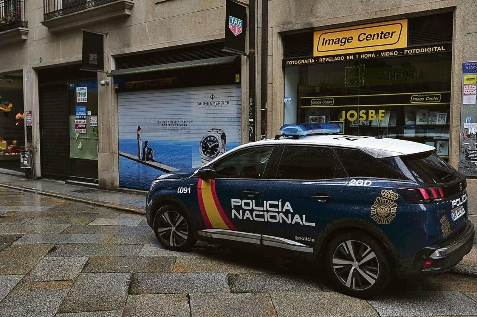 Un coche de la Policía Nacional patrulla por la ciudad.