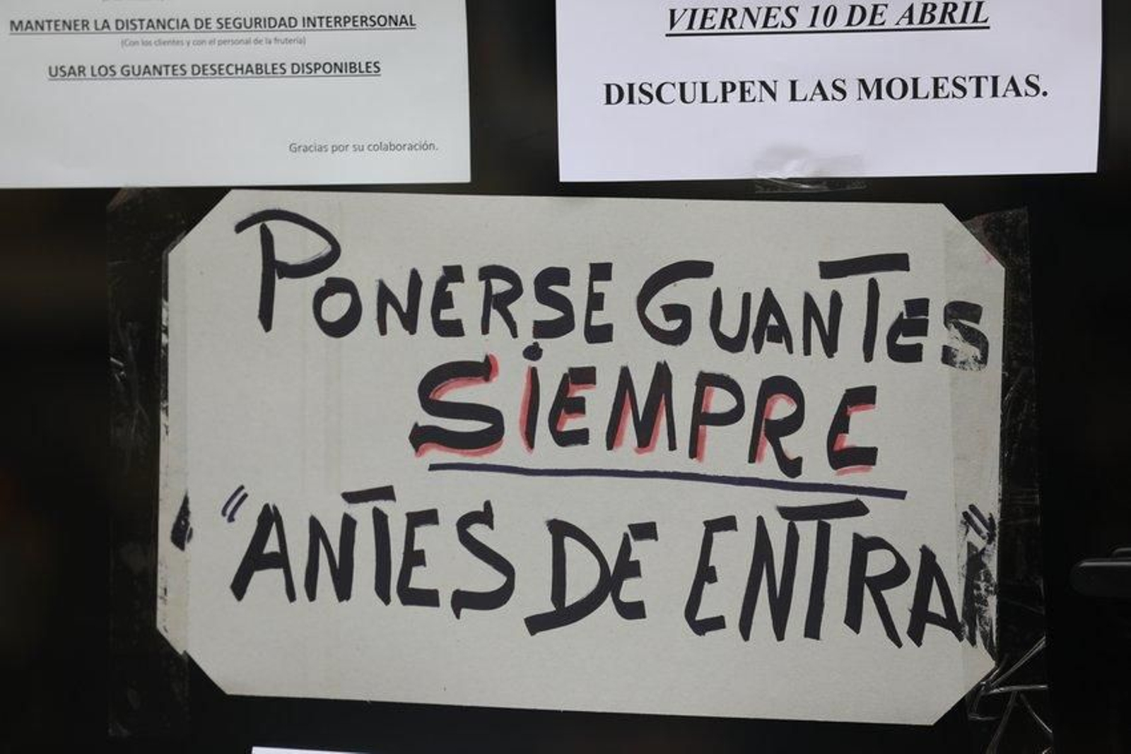 Carteles en los comercios: Foto: José Paz