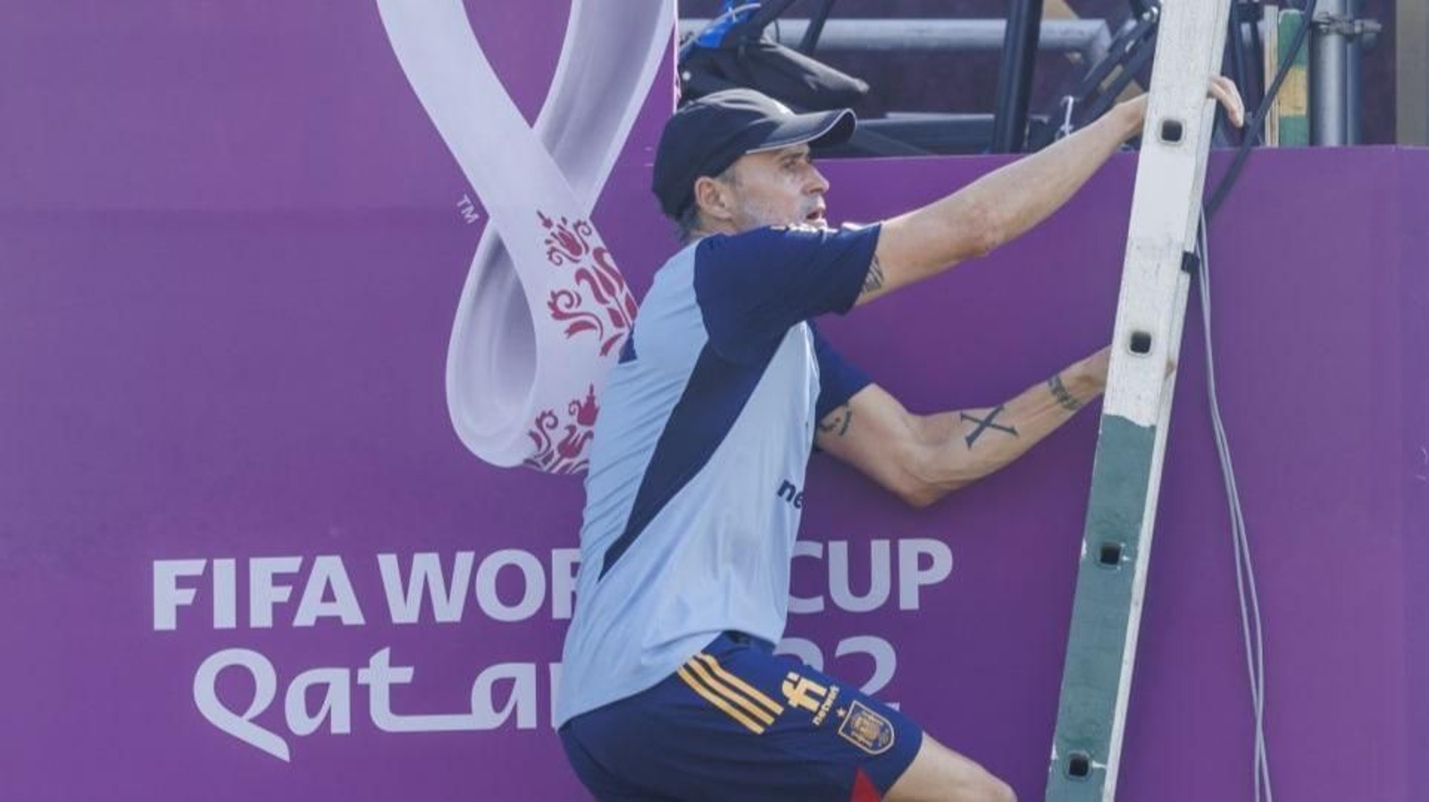 Luis Enrique sube al andamio.