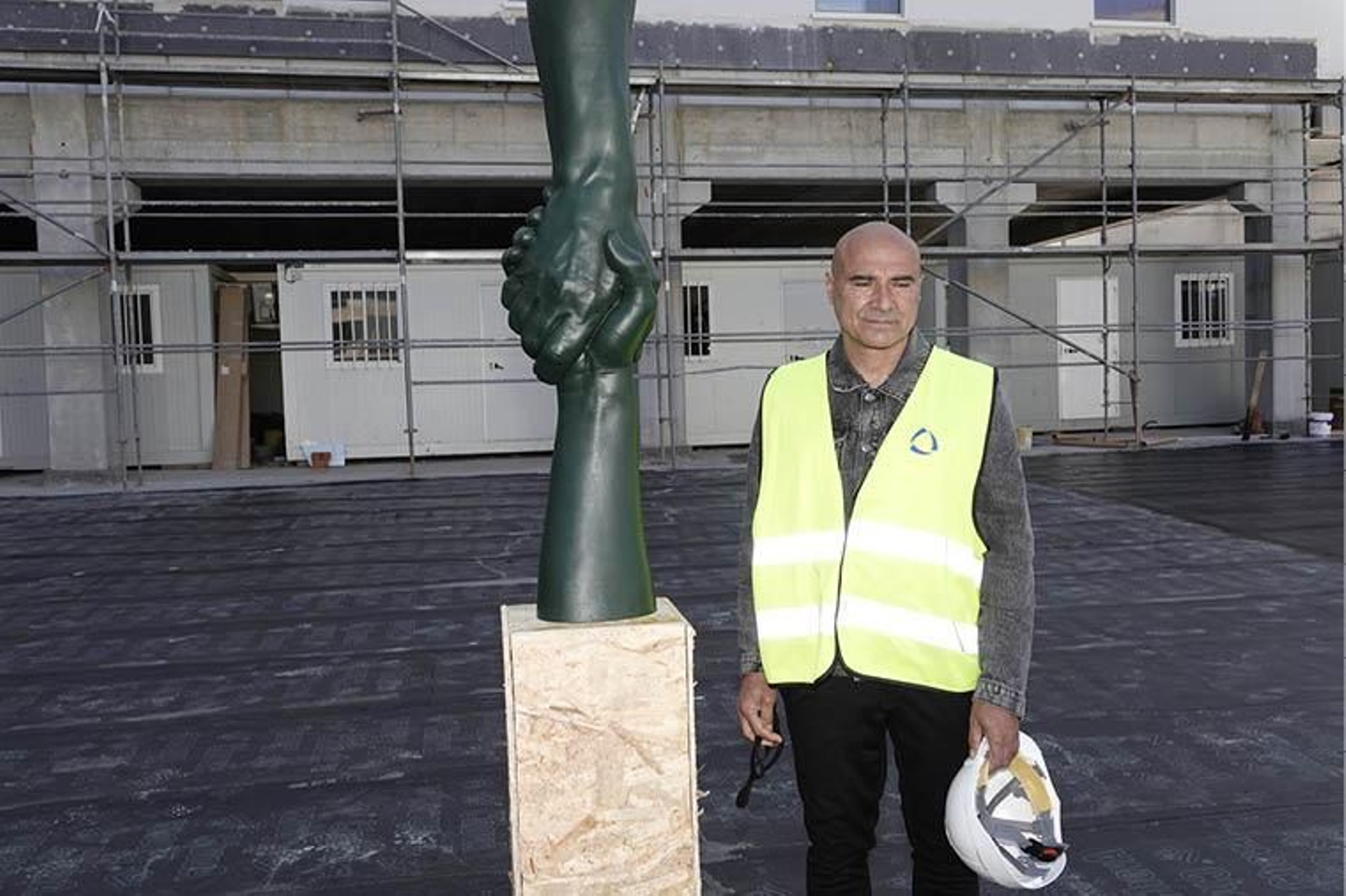 Ramón Conde, junto a una maqueta de lo que será la escultura.