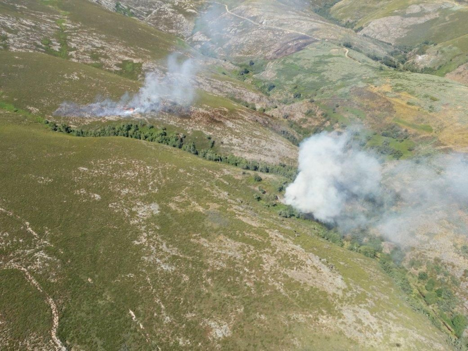 Primeras imágenes del incendio declarado en Camba, Laza