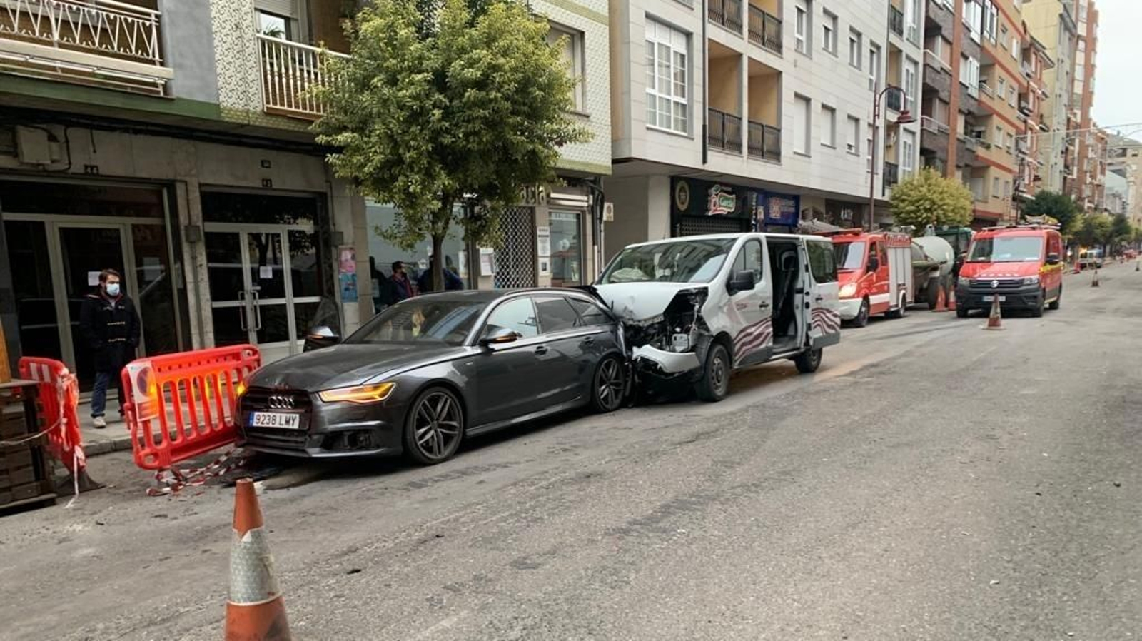 La furgoneta y otro vehículo accidentado.
