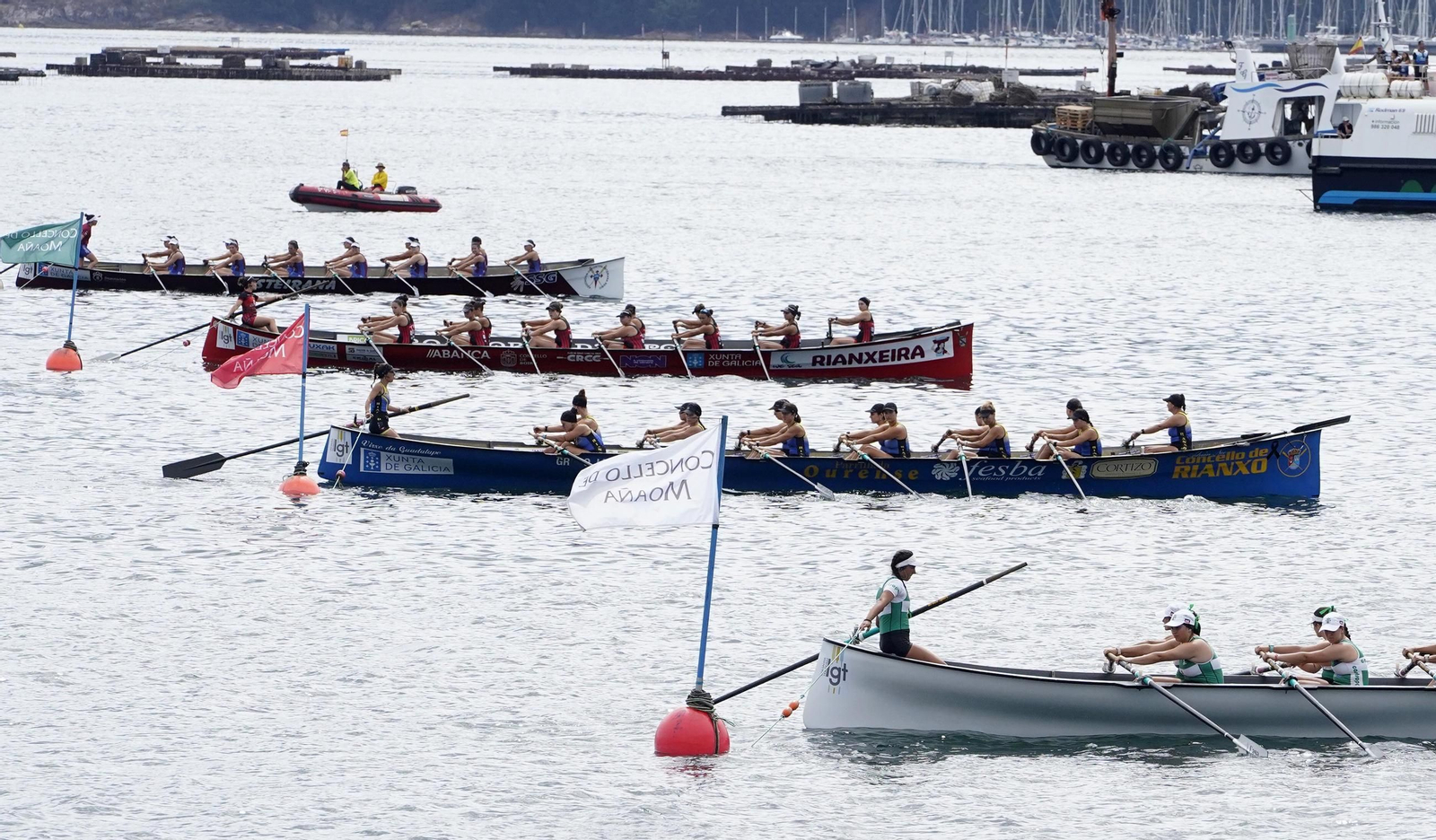 Galería | Las traineras toman la ría de Vigo con la Bandeira Concello de Moaña