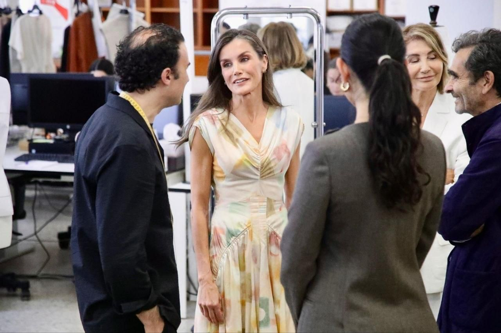 La reina Letizia en las instalaciones de la firma Adolfo Domínguez en San Cibrao das Viñas.
