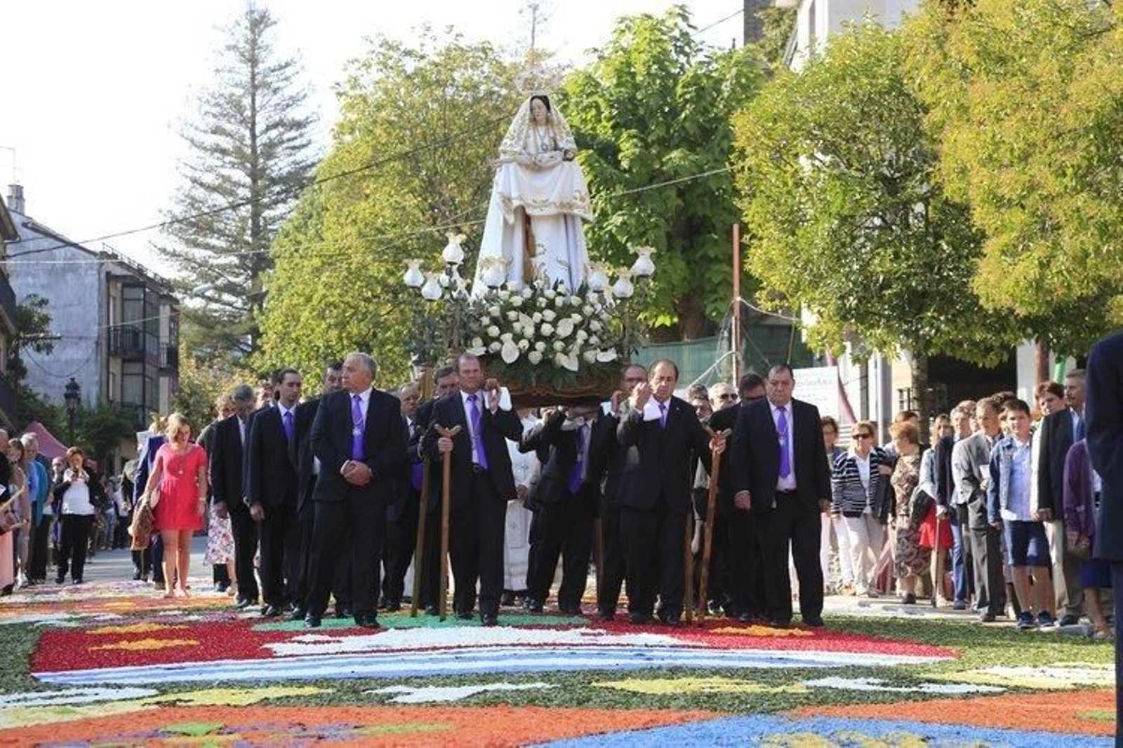 Un momento de la procesión de la Virgen del Portal por las calles de Ribadavia.