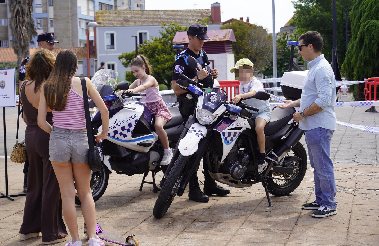 Niños probando las motos de la Policía Local ayer en Praza do Rei.