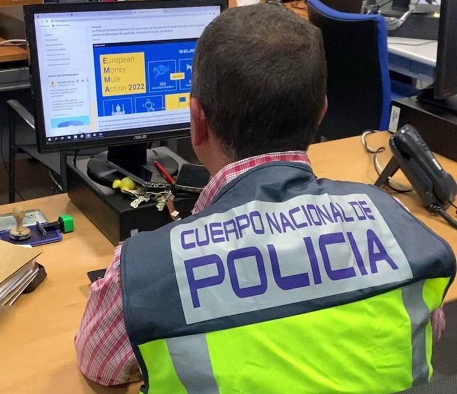 Un policía investiga un delito de estafa cometido contra un banco.