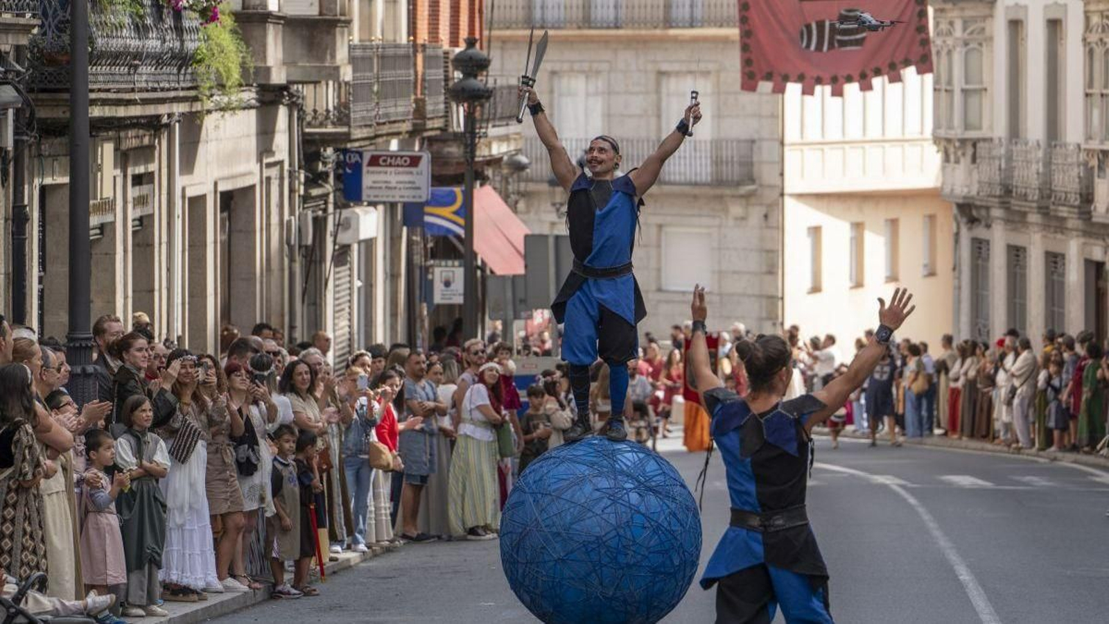 El Gran Desfile Medieval sorprendió a los asistentes con una muestra de la diversidad de personajes y escenas que tomaron la villa.