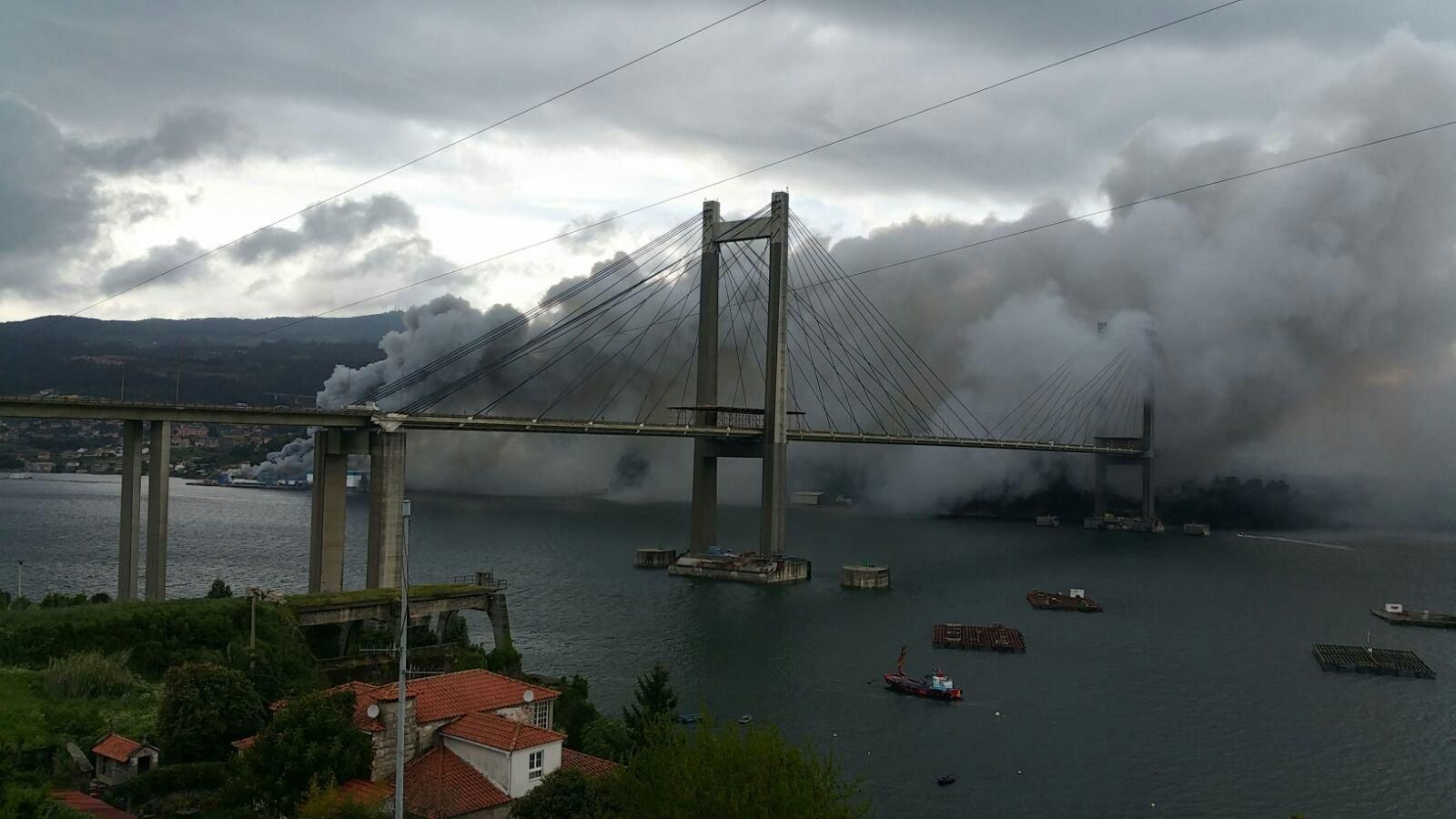 Gran incendio en la factoría Fandicosta de Domaio // Dpto. Fotografía Atlántico