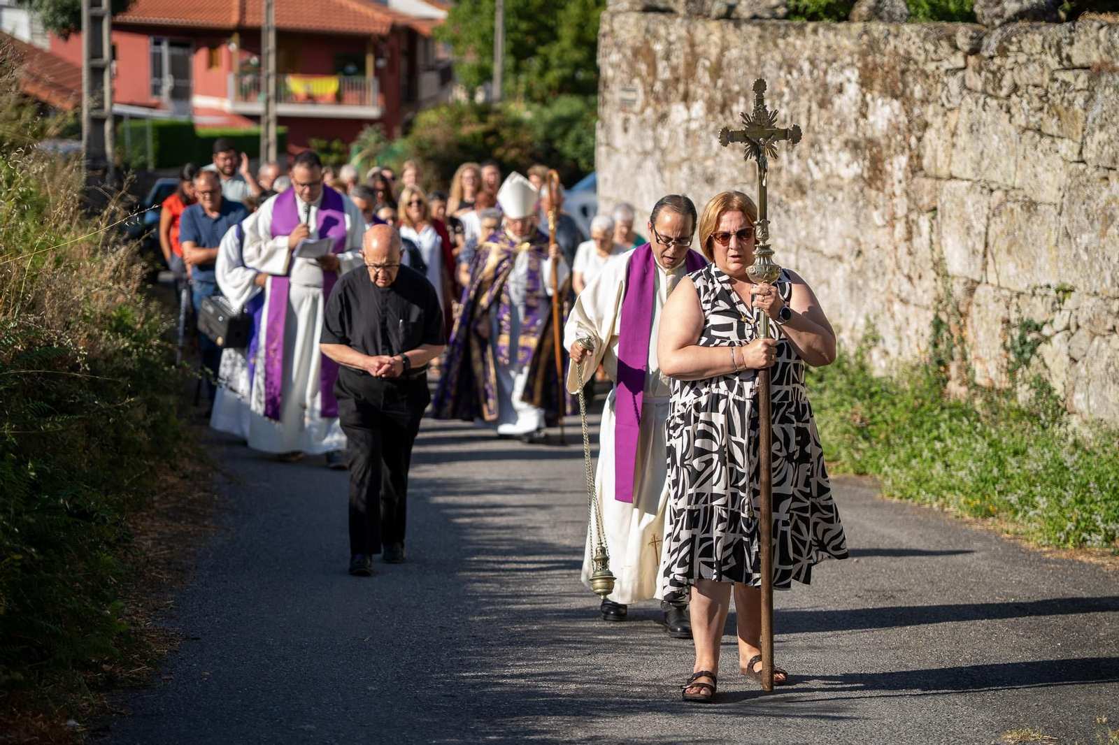 Momentos del acto de purificación y bendición celebrado en la iglesia parroquial de Parada de Ribeira tras la sustracción de sus piezas litúrgicas