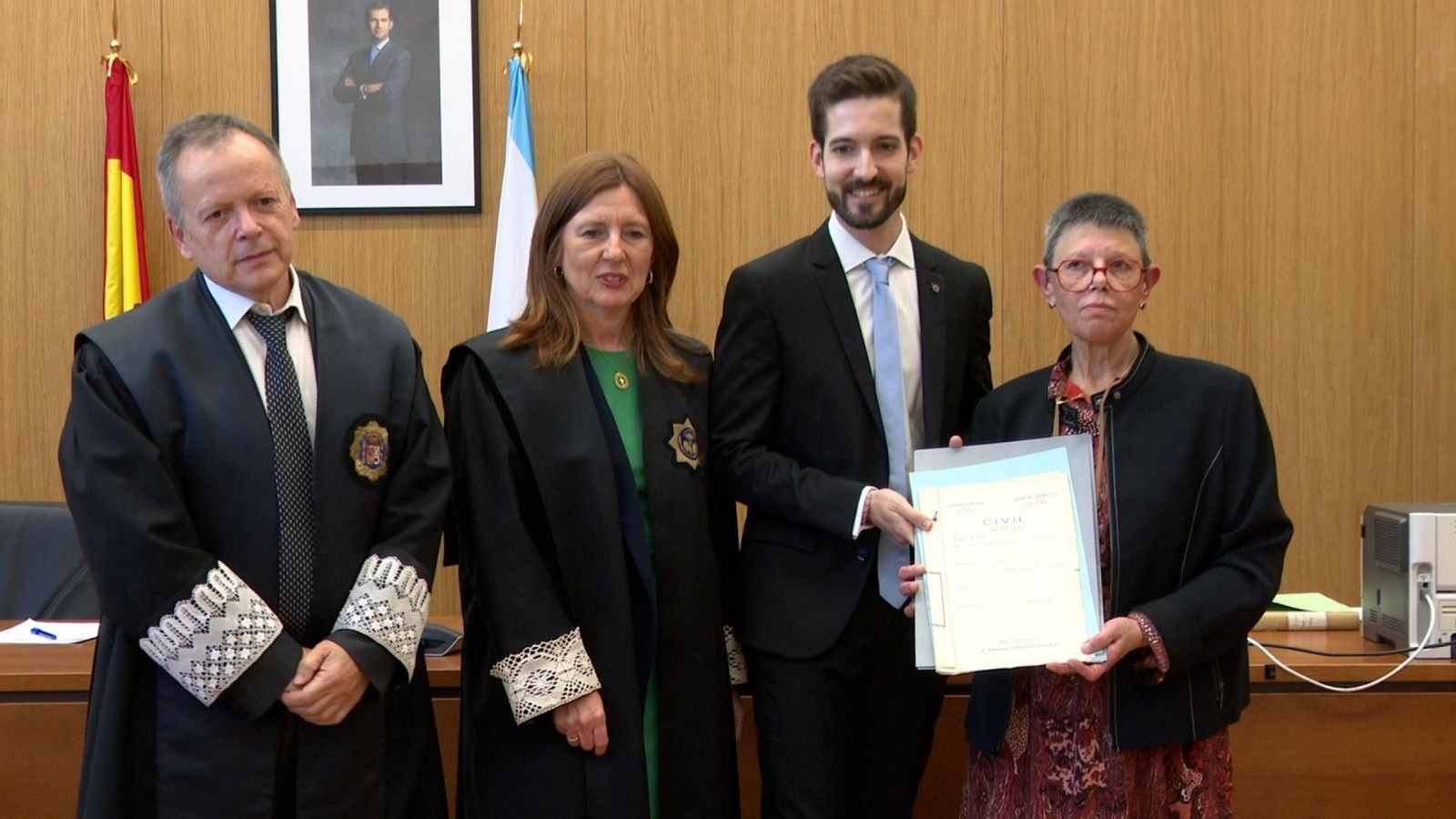 Julio César Díaz, Adriana Álvarez, Pablo López e Carmen Luisa Corgo co expediente.