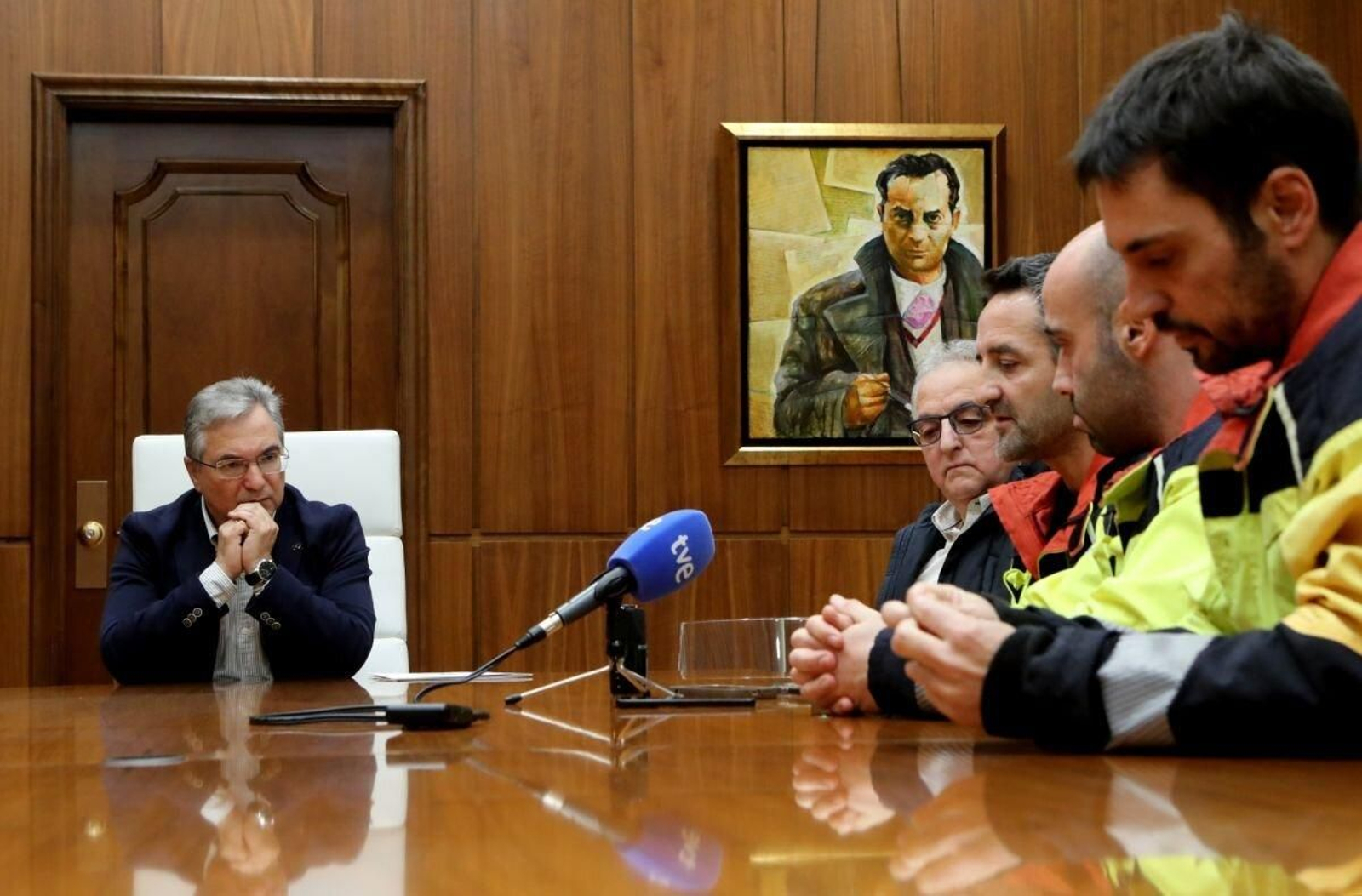 Luis Menor y Plácido Álvarez escuchan a los bomberos (MARCOS ATRIO).