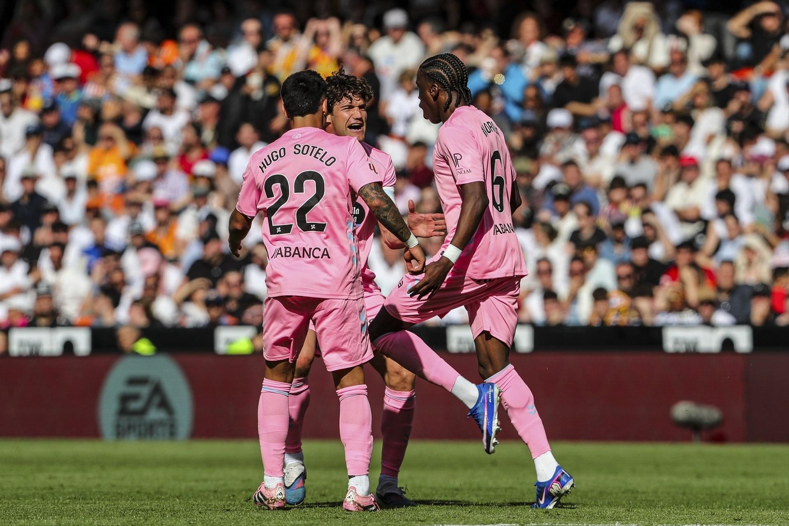 Moriba celebra su gol con Marcos Alonso y Sotelo.