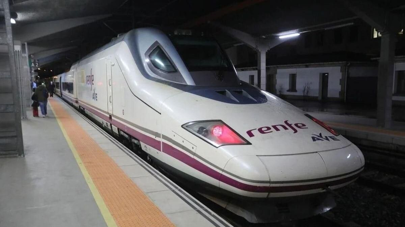 Un AVE, en la estación intermodal de Ourense.