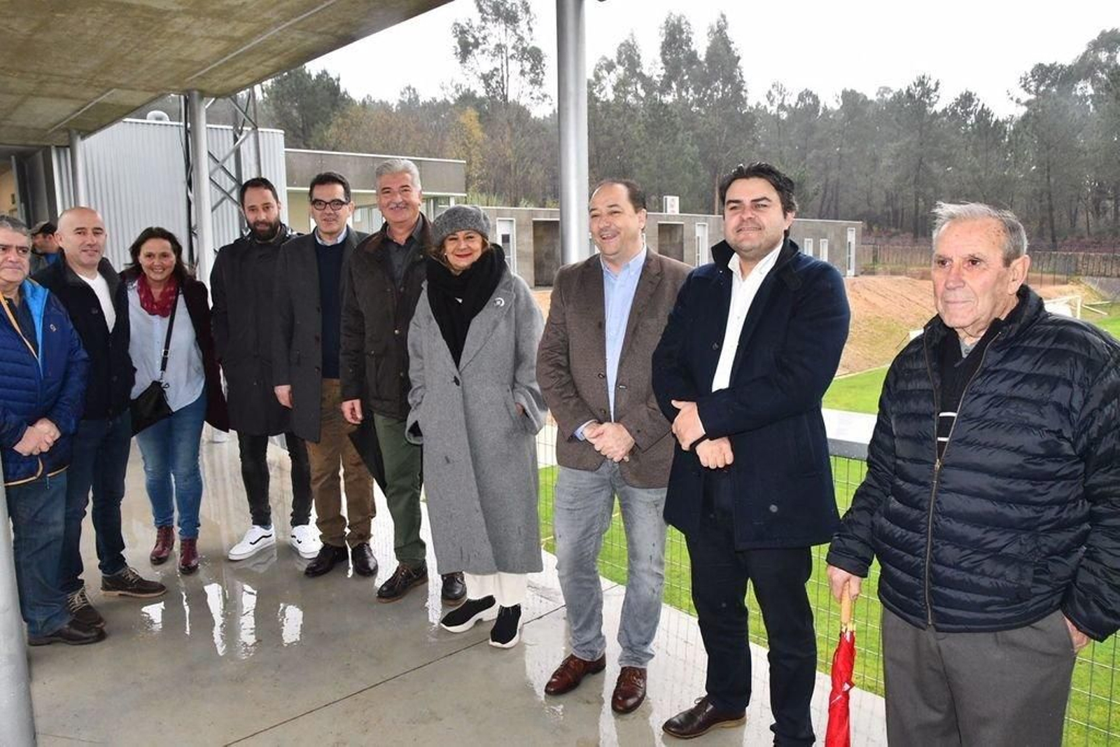 Carmela Silva junto al alcalde, Xosé Emilio Barros y asistentes al acto celebrado en A Lagoa.