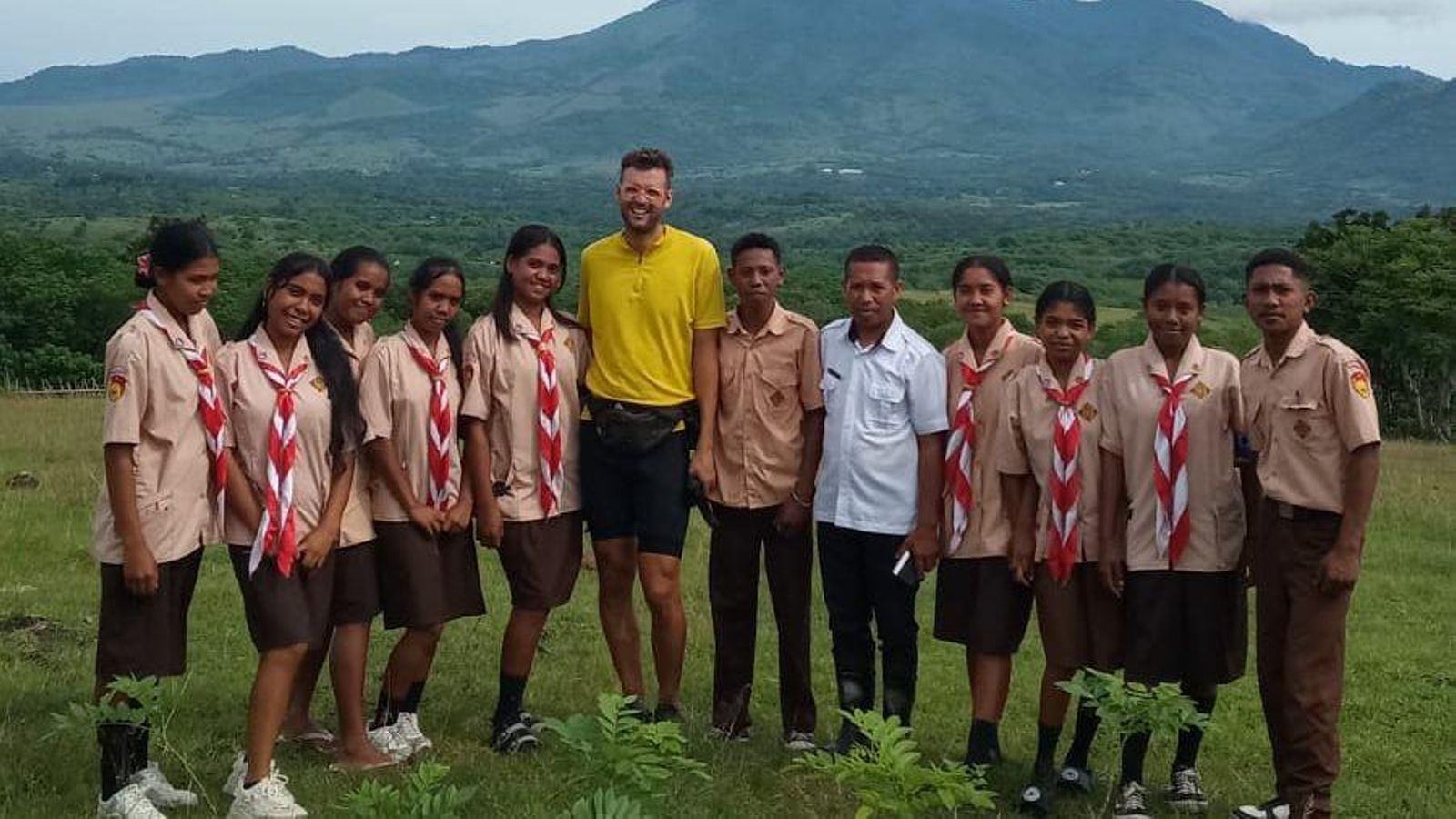 Paquiño -centro, en amarelo- posa cun grupo de estudantes en Indonesia despois de presentarlles a súa viaxe.