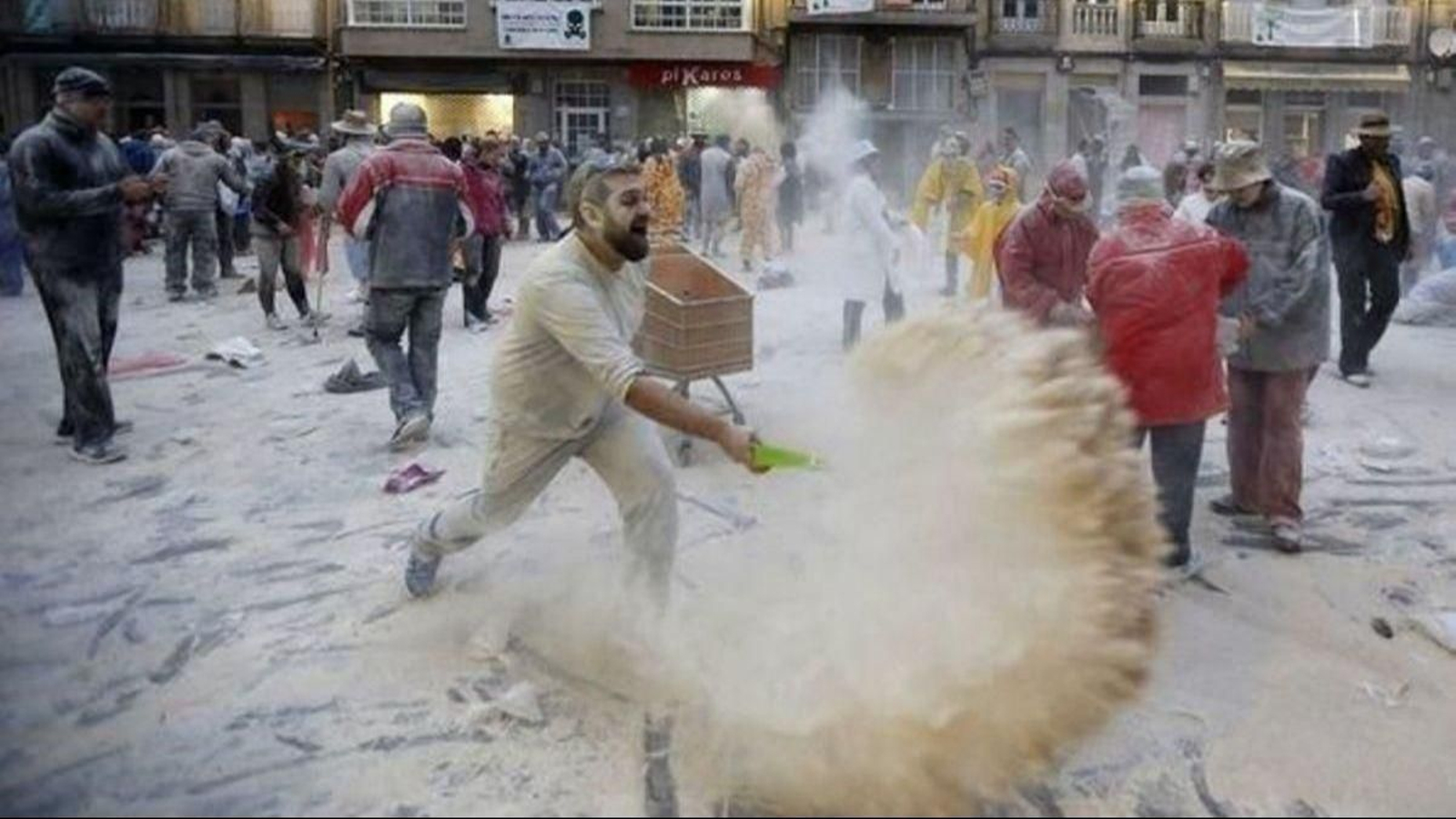 El Domingo Fareleiro abre el Entroido más largo y esperado