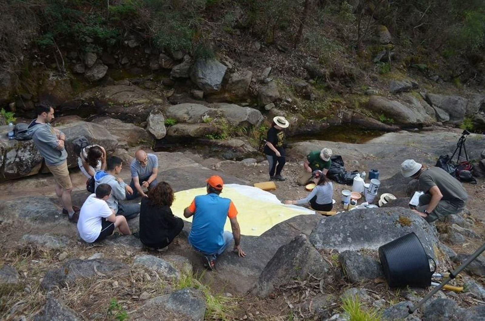 Alumnos y profesores de la Escola de Conservación de Pontevedra, extendiendo la silicona especial.